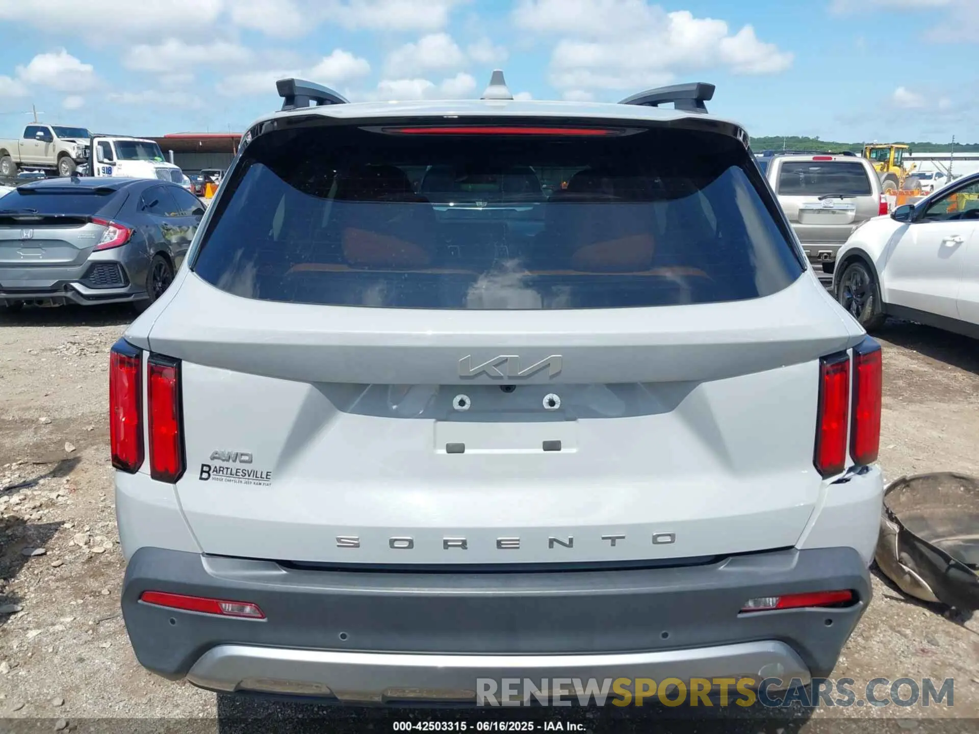 17 Photograph of a damaged car 5XYRKDLF4NG111239 KIA SORENTO 2022