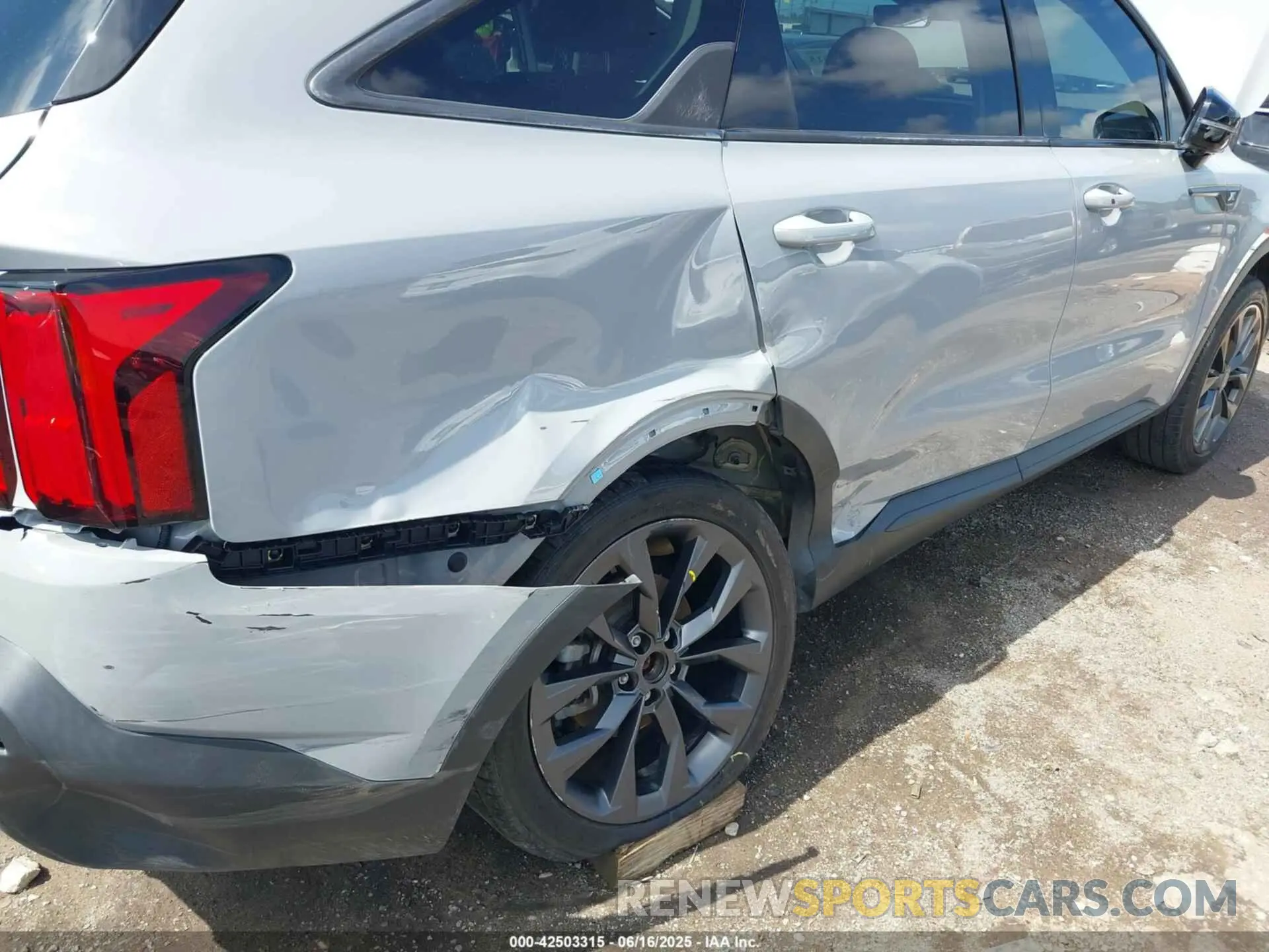 6 Photograph of a damaged car 5XYRKDLF4NG111239 KIA SORENTO 2022