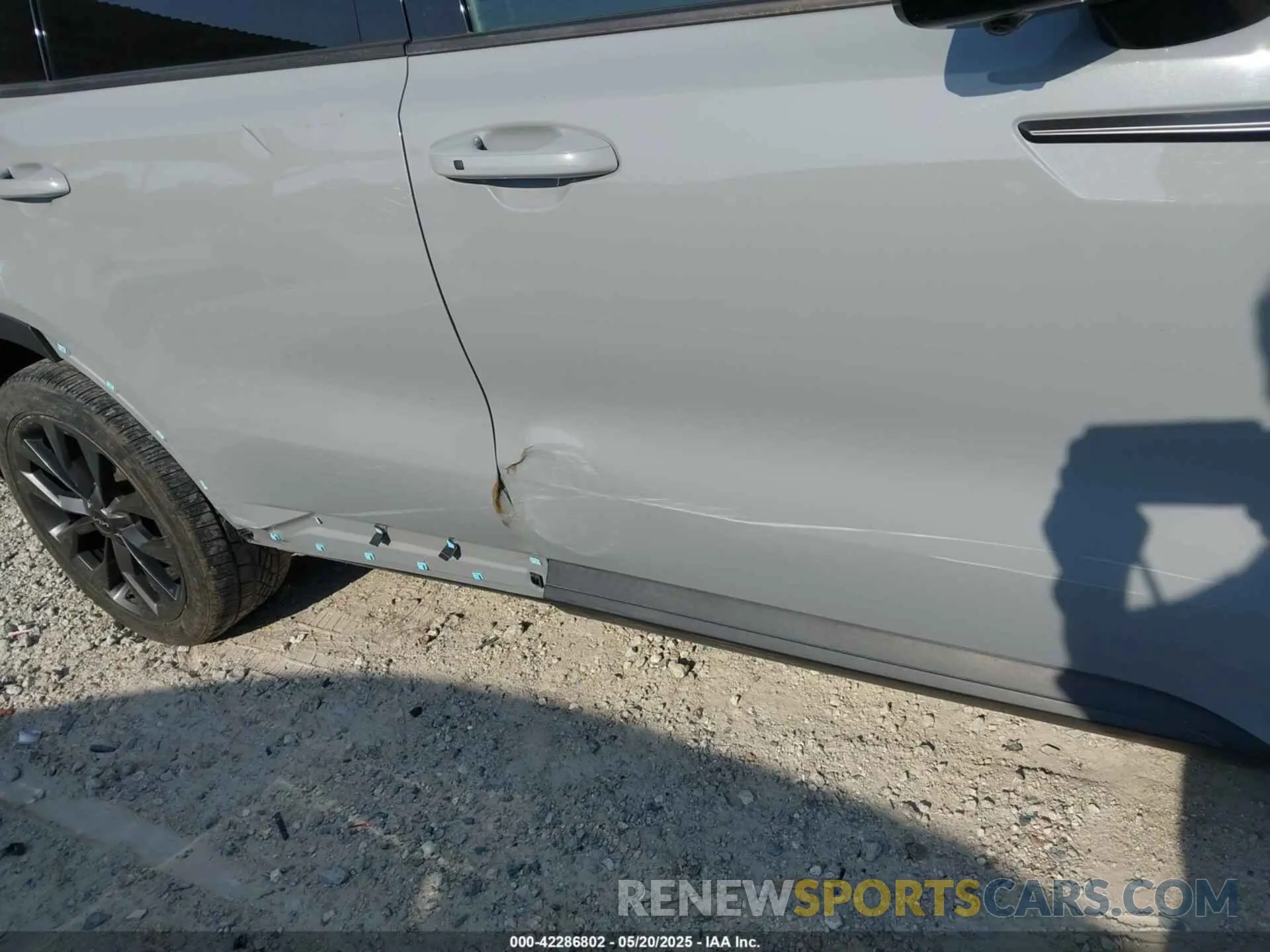 17 Photograph of a damaged car 5XYRKDLF8NG107713 KIA SORENTO 2022