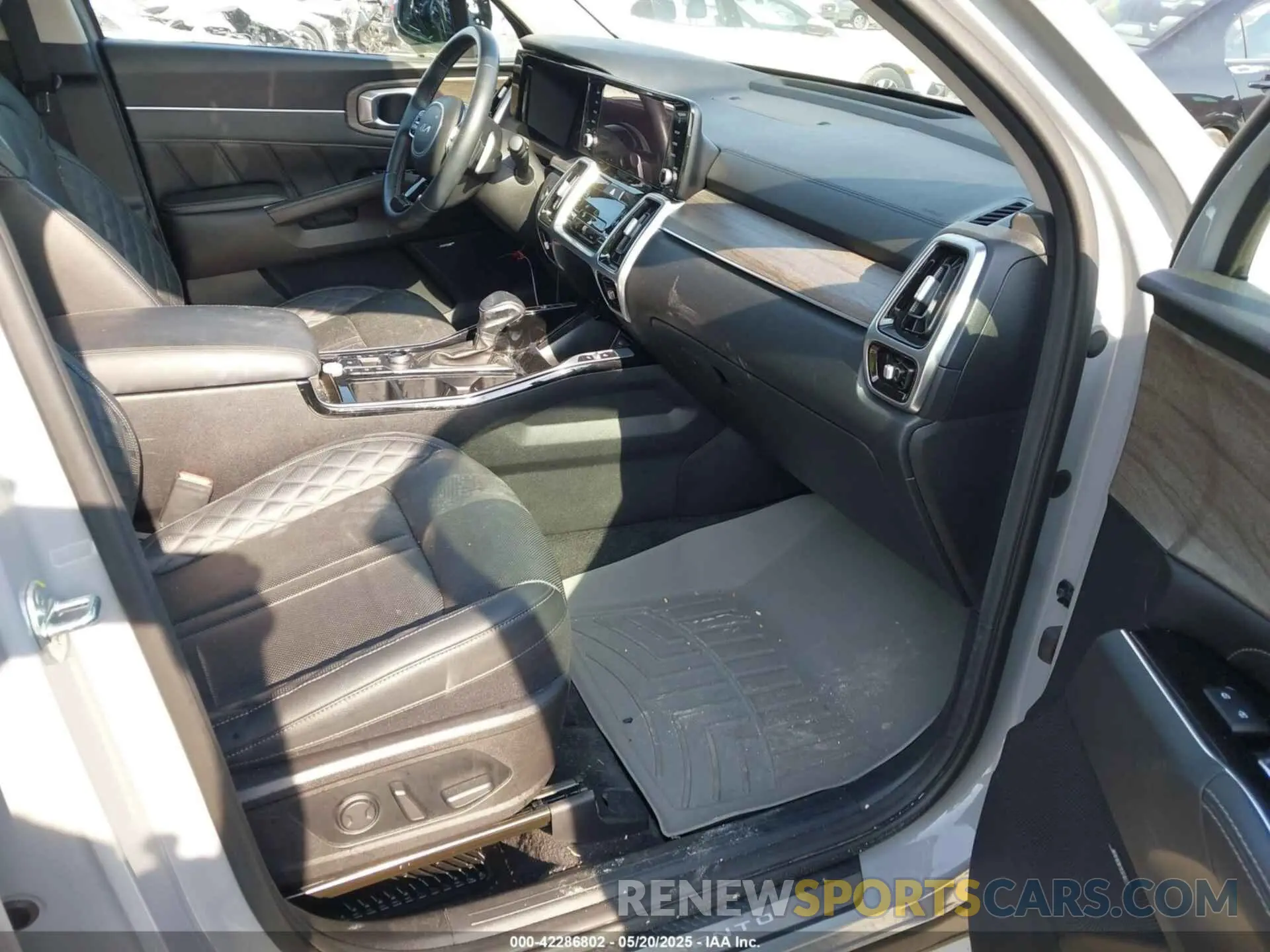 5 Photograph of a damaged car 5XYRKDLF8NG107713 KIA SORENTO 2022