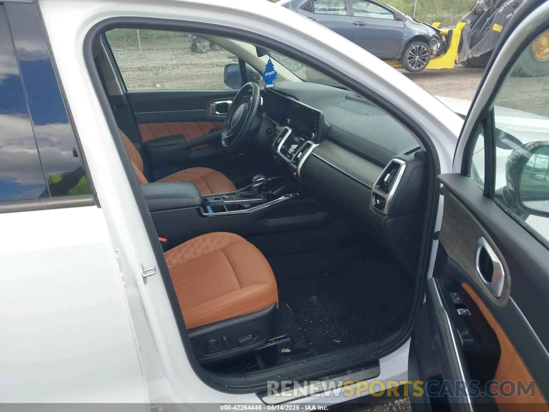 5 Photograph of a damaged car 5XYRKDLF9NG133642 KIA SORENTO 2022