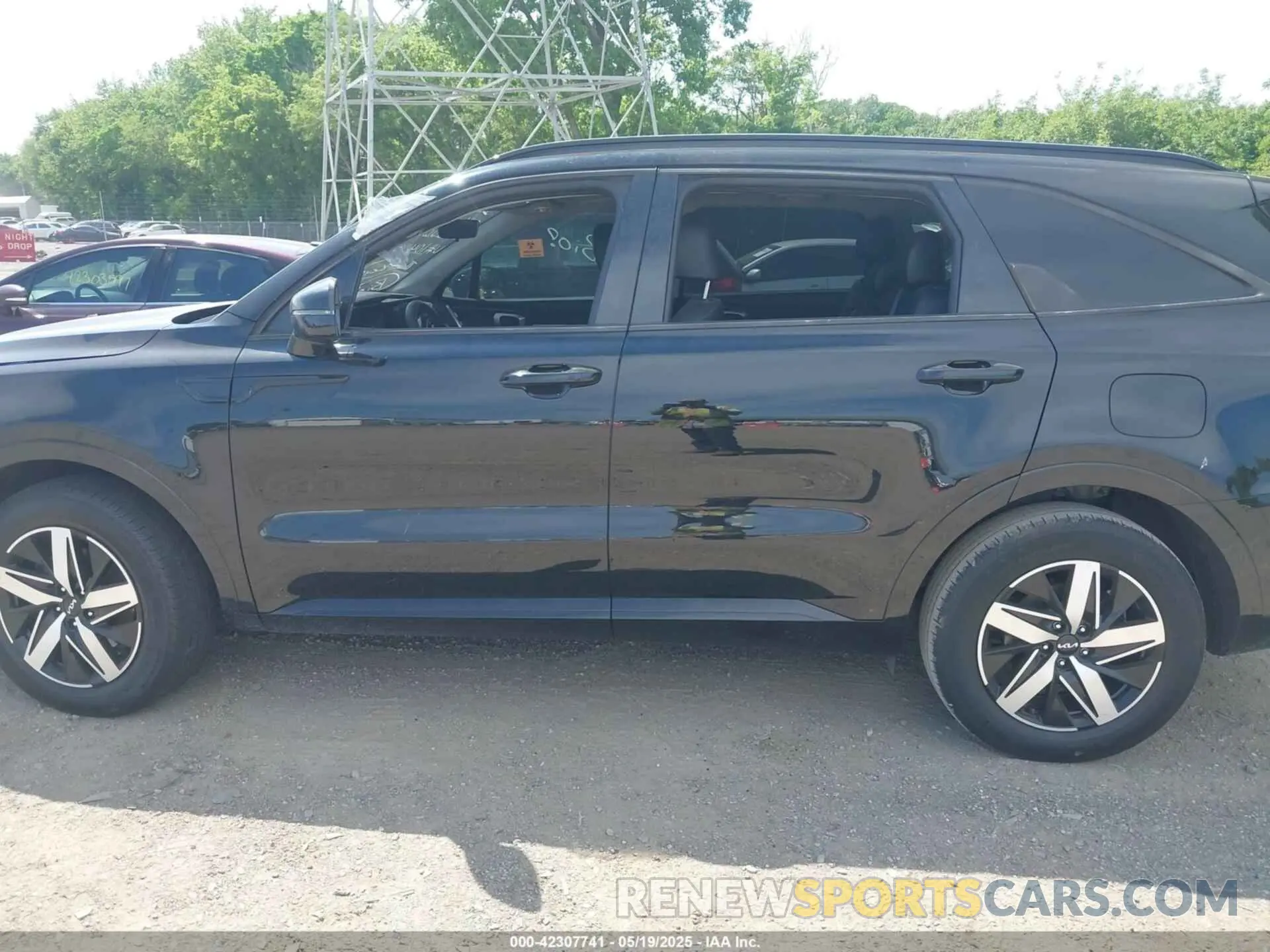 14 Photograph of a damaged car 5XYRL4LC2NG104034 KIA SORENTO 2022