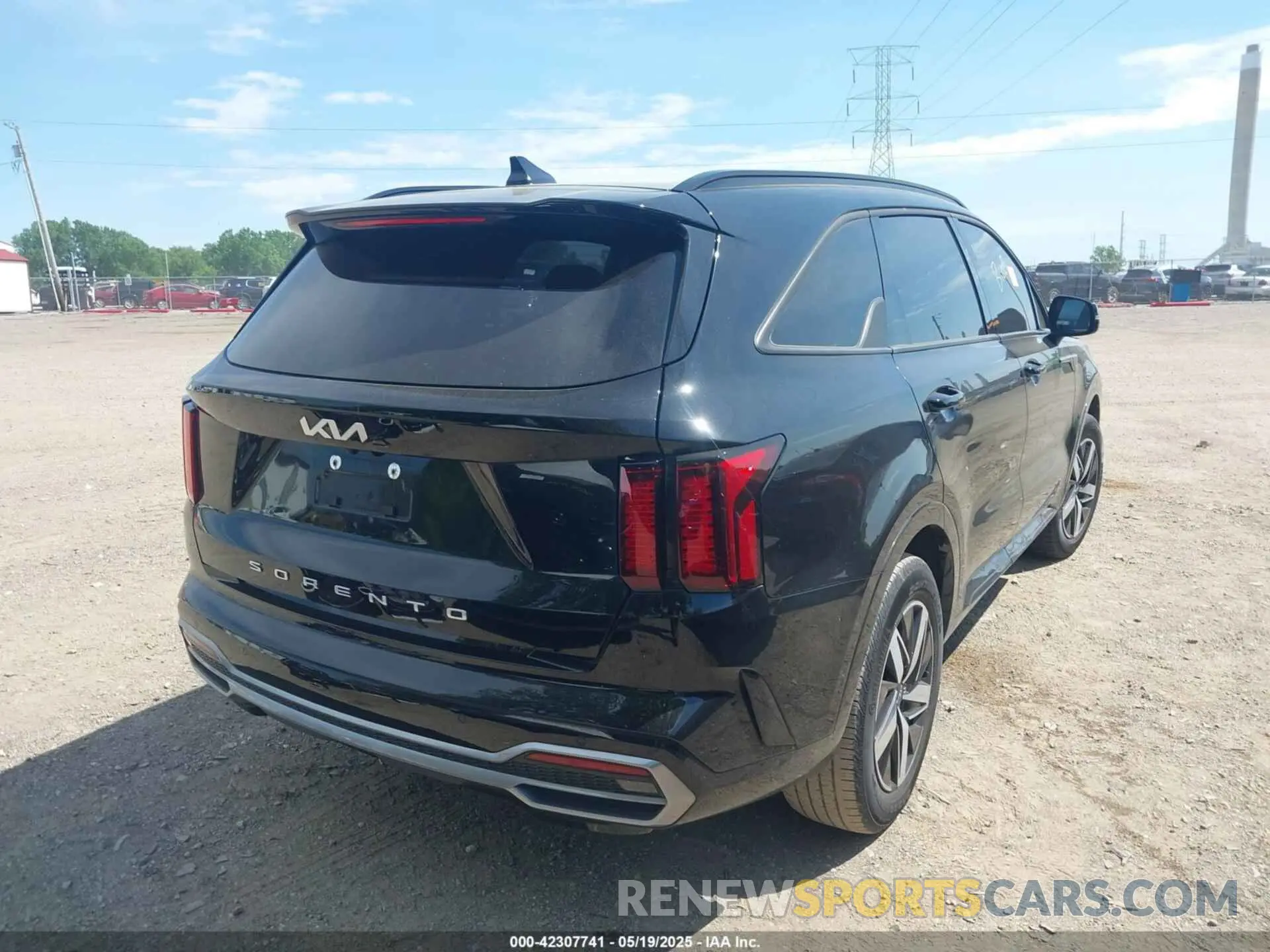 4 Photograph of a damaged car 5XYRL4LC2NG104034 KIA SORENTO 2022