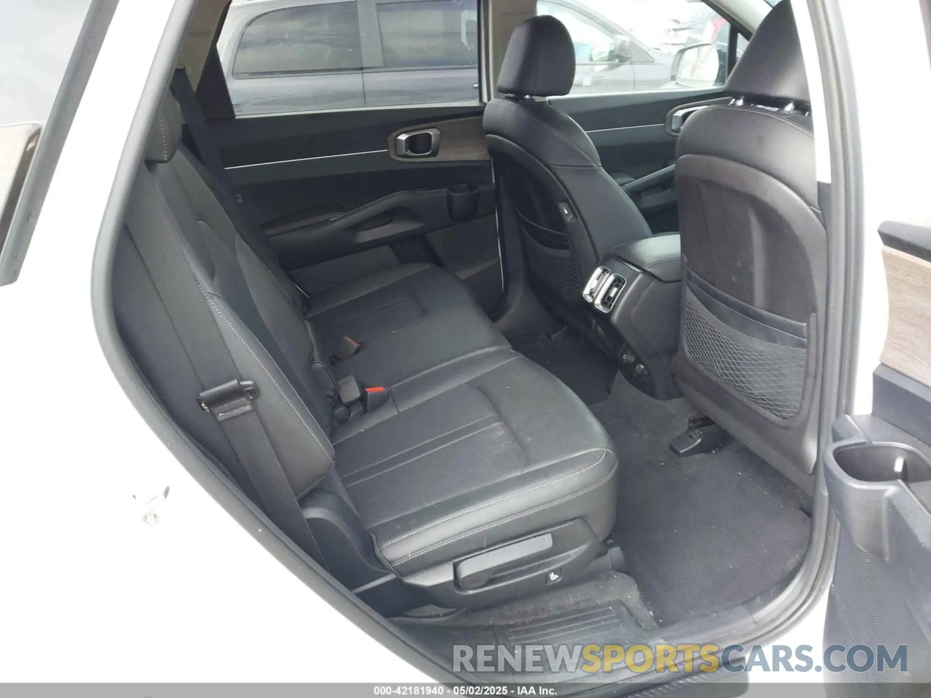 8 Photograph of a damaged car 5XYRLDLC4NG149640 KIA SORENTO 2022