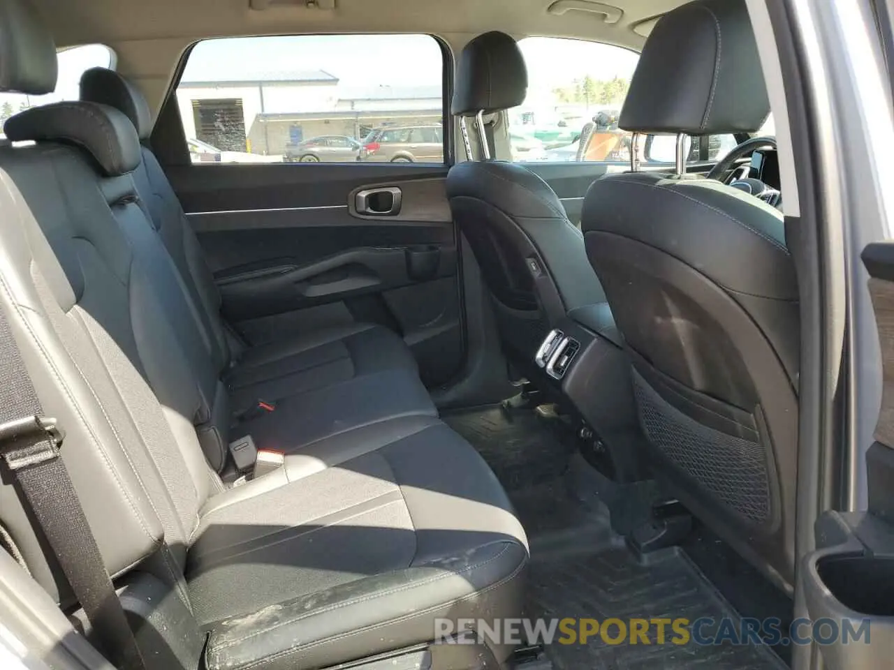11 Photograph of a damaged car 5XYRLDLC5NG085365 KIA SORENTO 2022