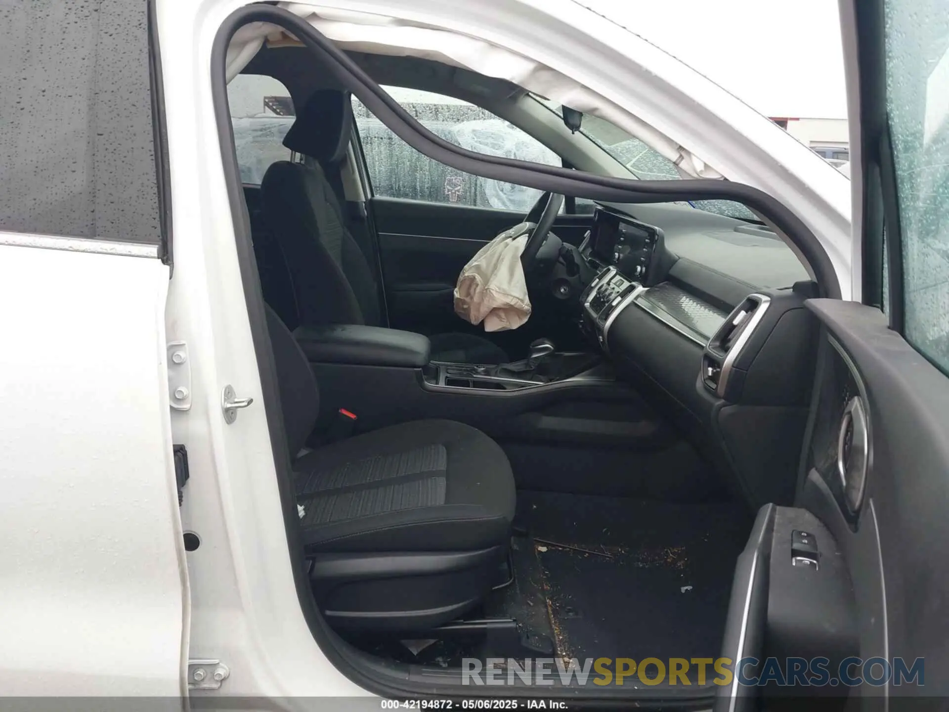 5 Photograph of a damaged car 5XYRG4LC8PG230034 KIA SORENTO 2023