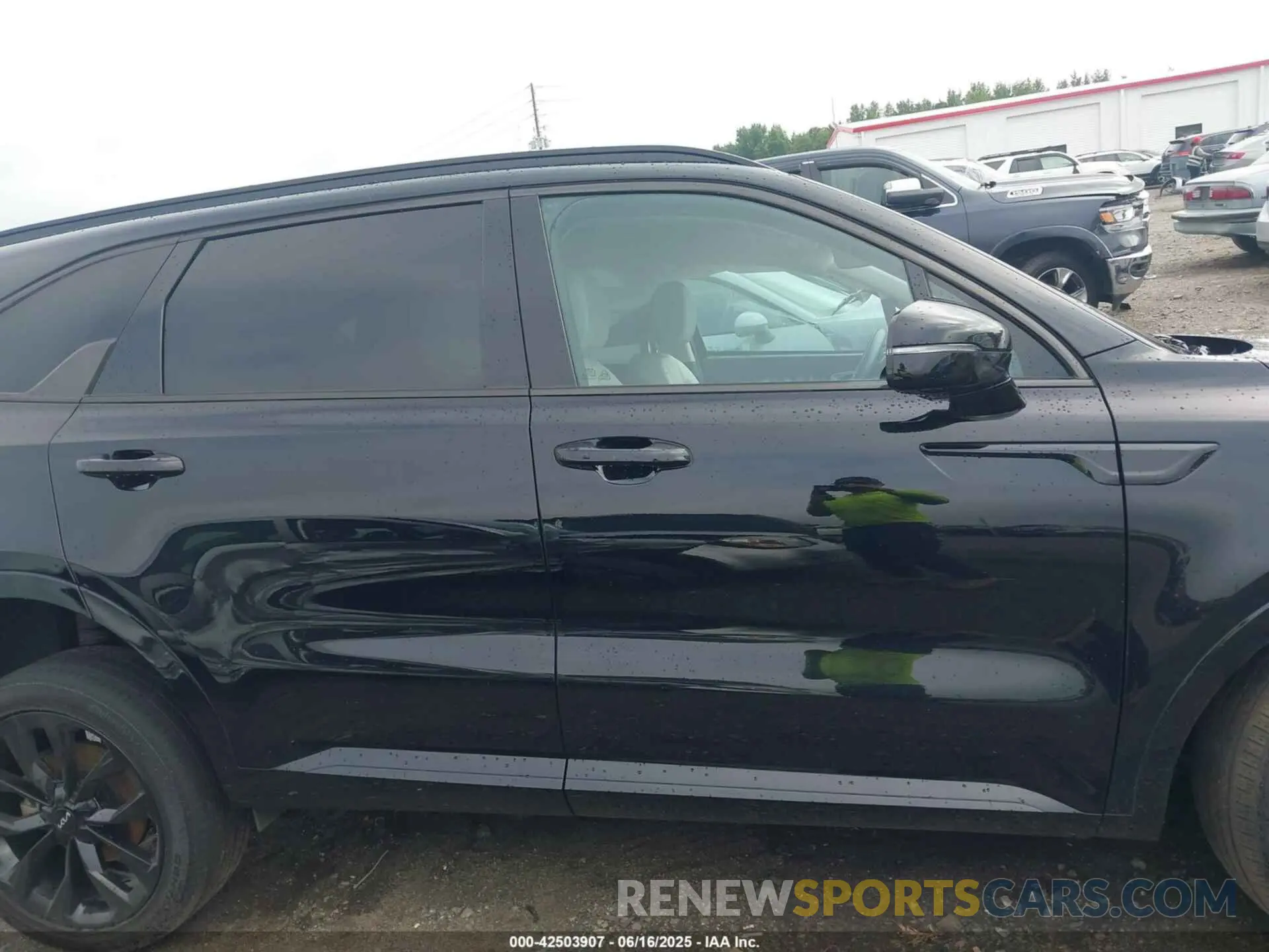 14 Photograph of a damaged car 5XYRKDLF3PG219032 KIA SORENTO 2023