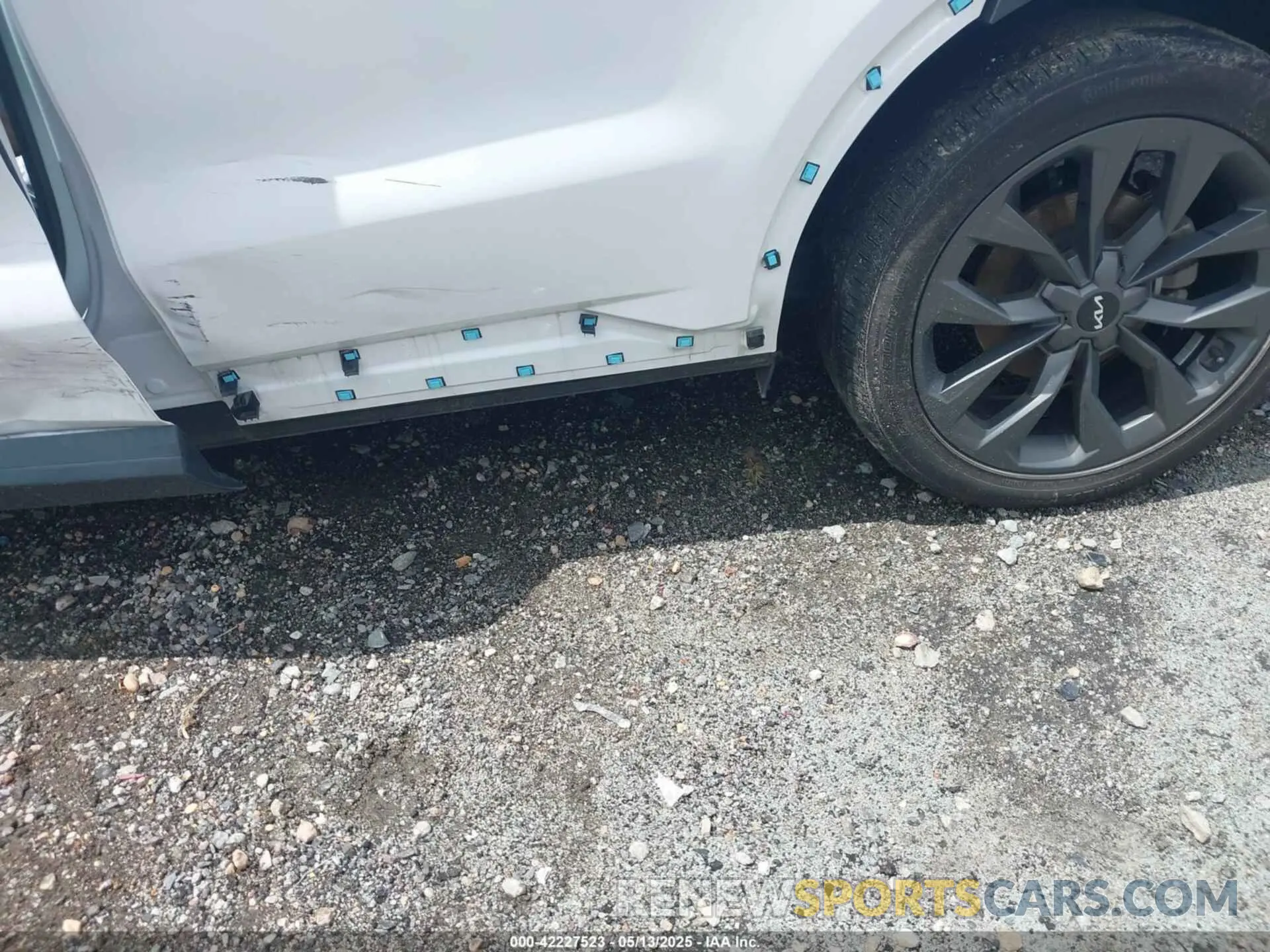 17 Photograph of a damaged car 5XYRKDLF7PG229269 KIA SORENTO 2023
