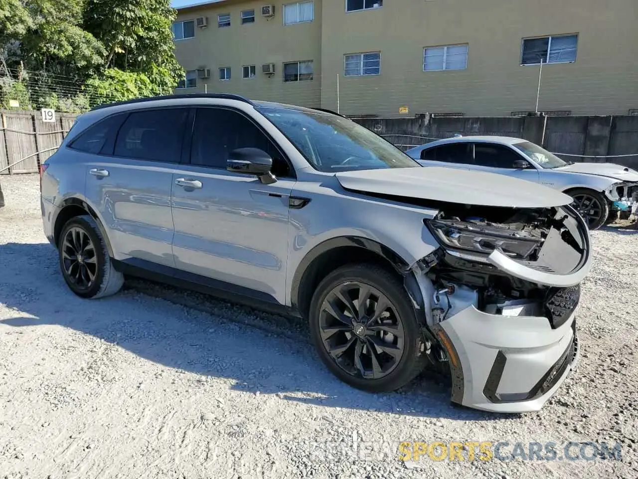 4 Photograph of a damaged car 5XYRKDLFXPG172260 KIA SORENTO 2023