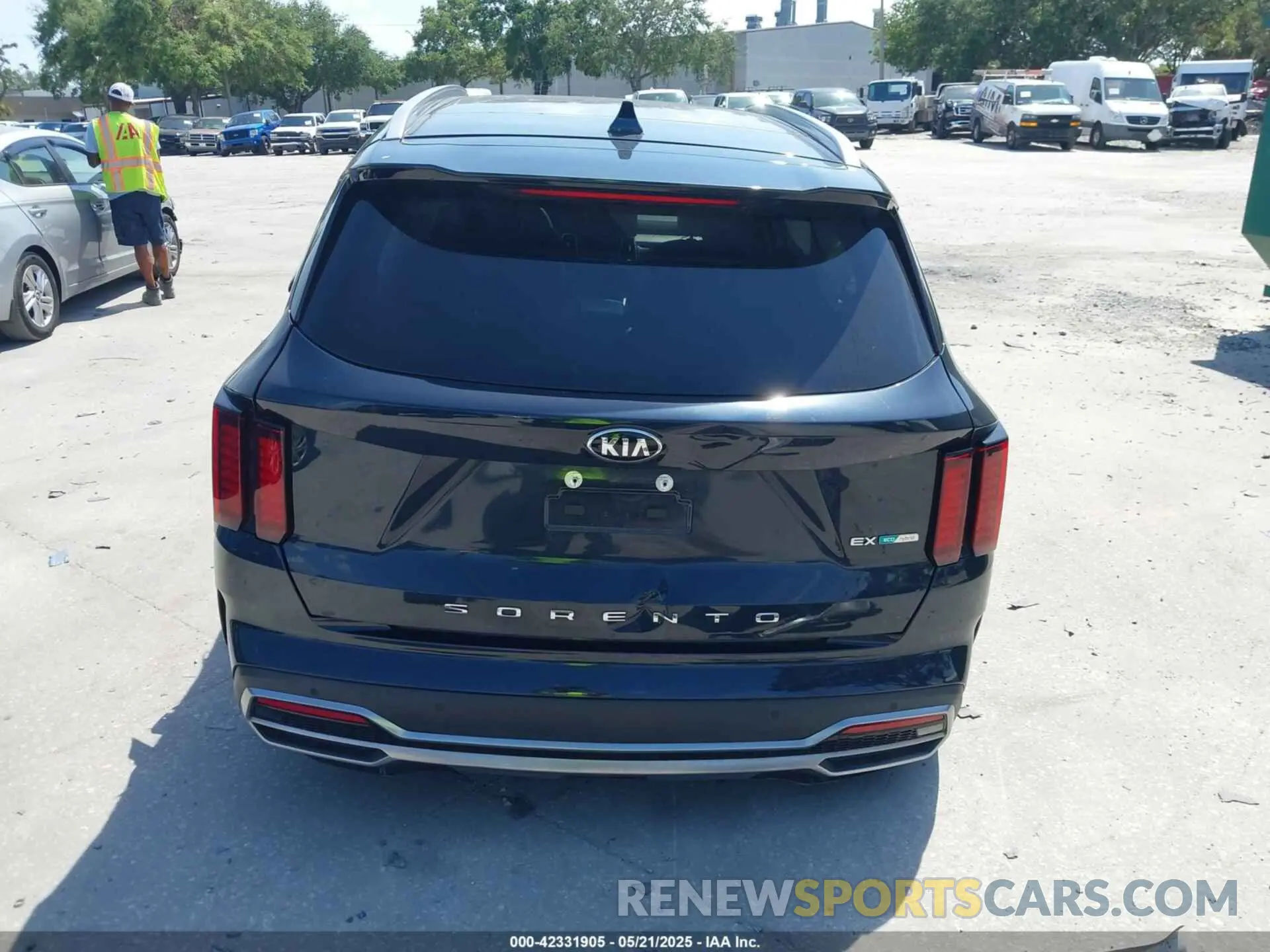 17 Photograph of a damaged car KNDRH4LG3M5024463 KIA SORENTO HYBRID 2021