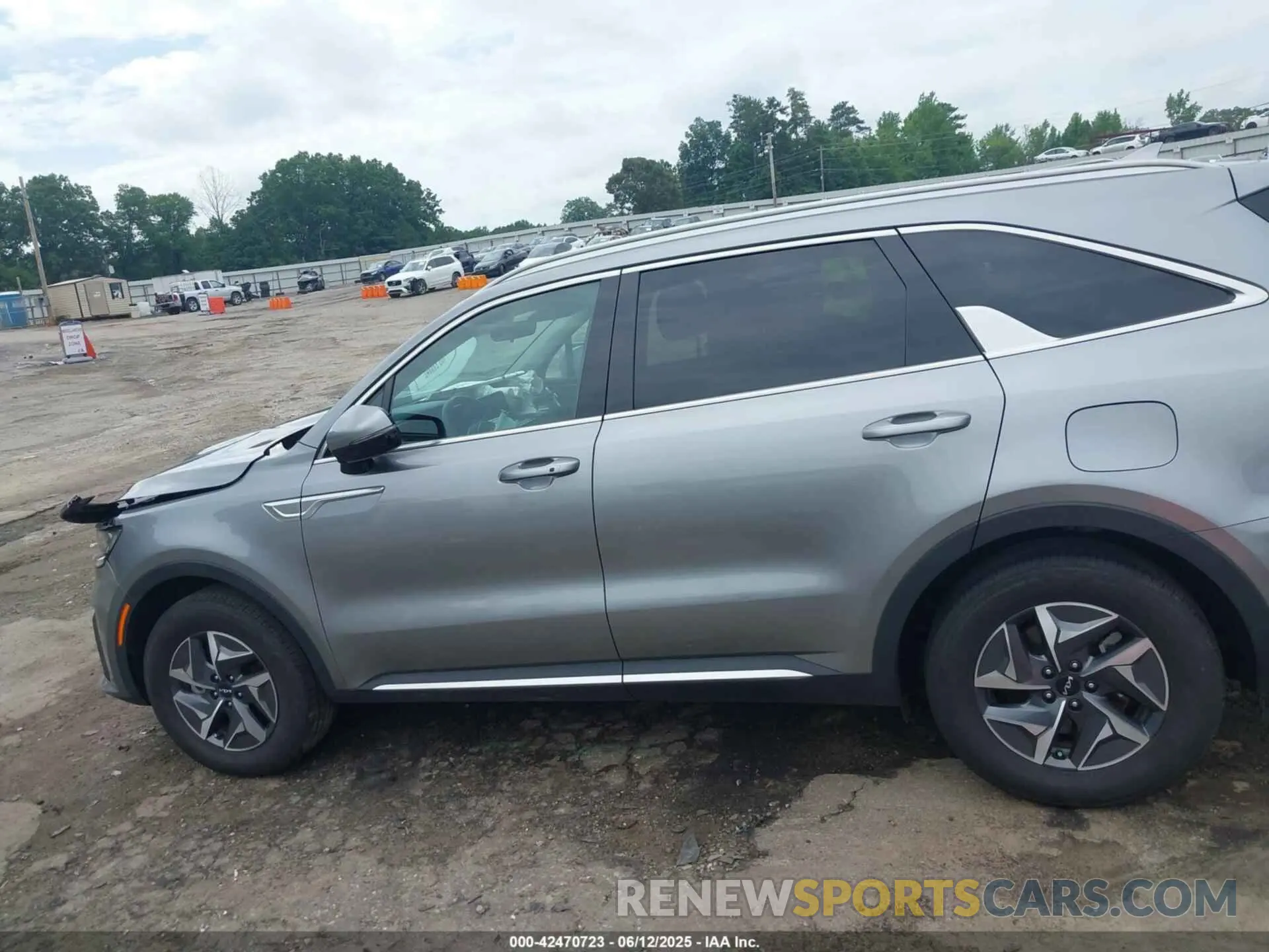 14 Photograph of a damaged car KNDRG4LG2N5092371 KIA SORENTO HYBRID 2022