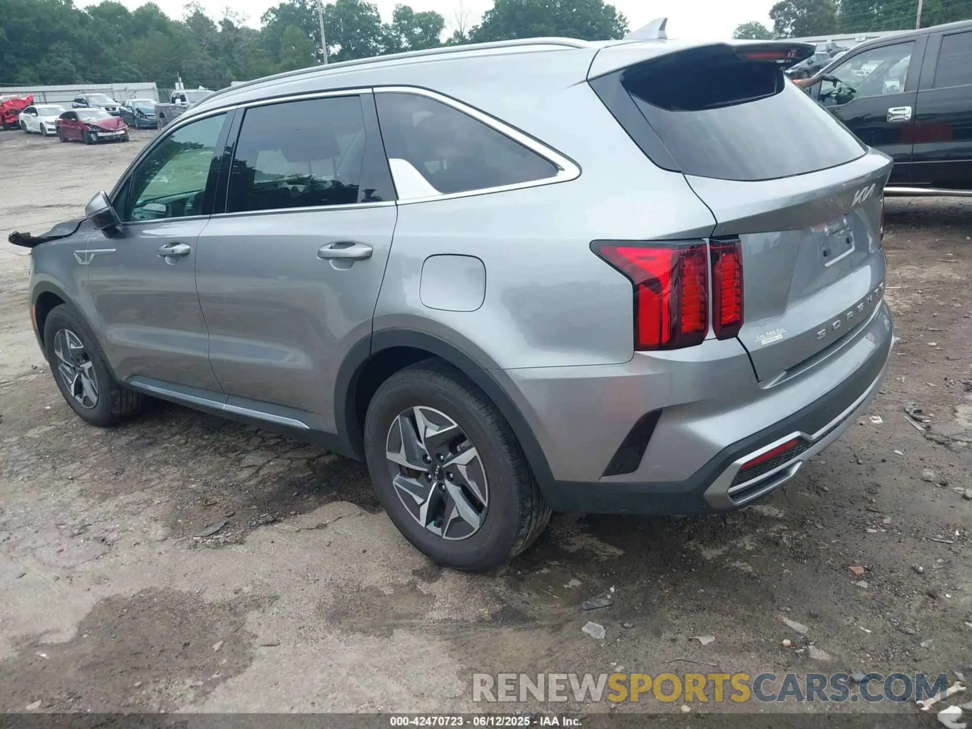 3 Photograph of a damaged car KNDRG4LG2N5092371 KIA SORENTO HYBRID 2022