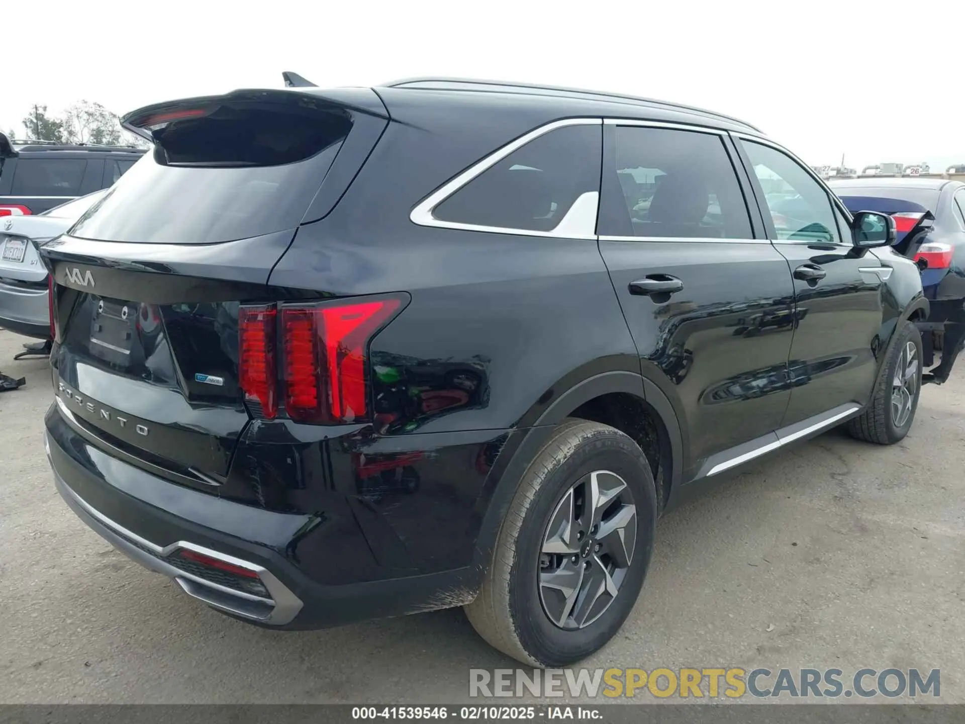 4 Photograph of a damaged car KNDRG4LG5N5086094 KIA SORENTO HYBRID 2022