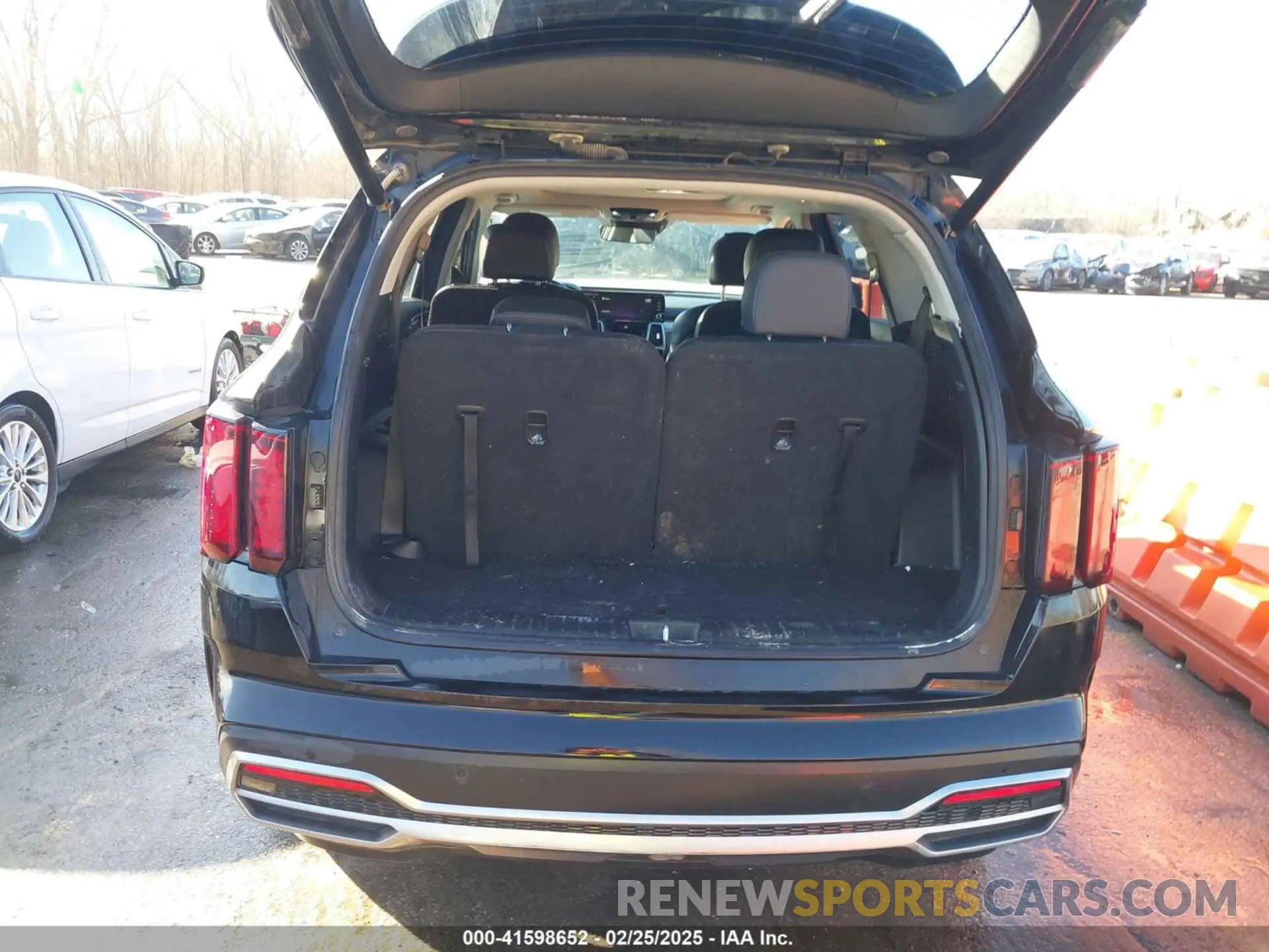 12 Photograph of a damaged car KNDRHDLG9N5096673 KIA SORENTO HYBRID 2022