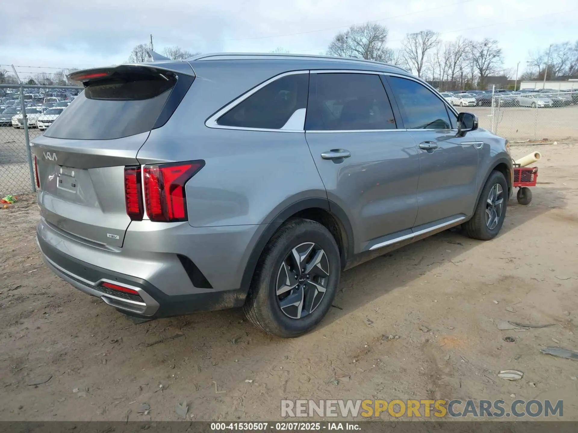 4 Photograph of a damaged car KNDRH4LG2P5173421 KIA SORENTO HYBRID 2023