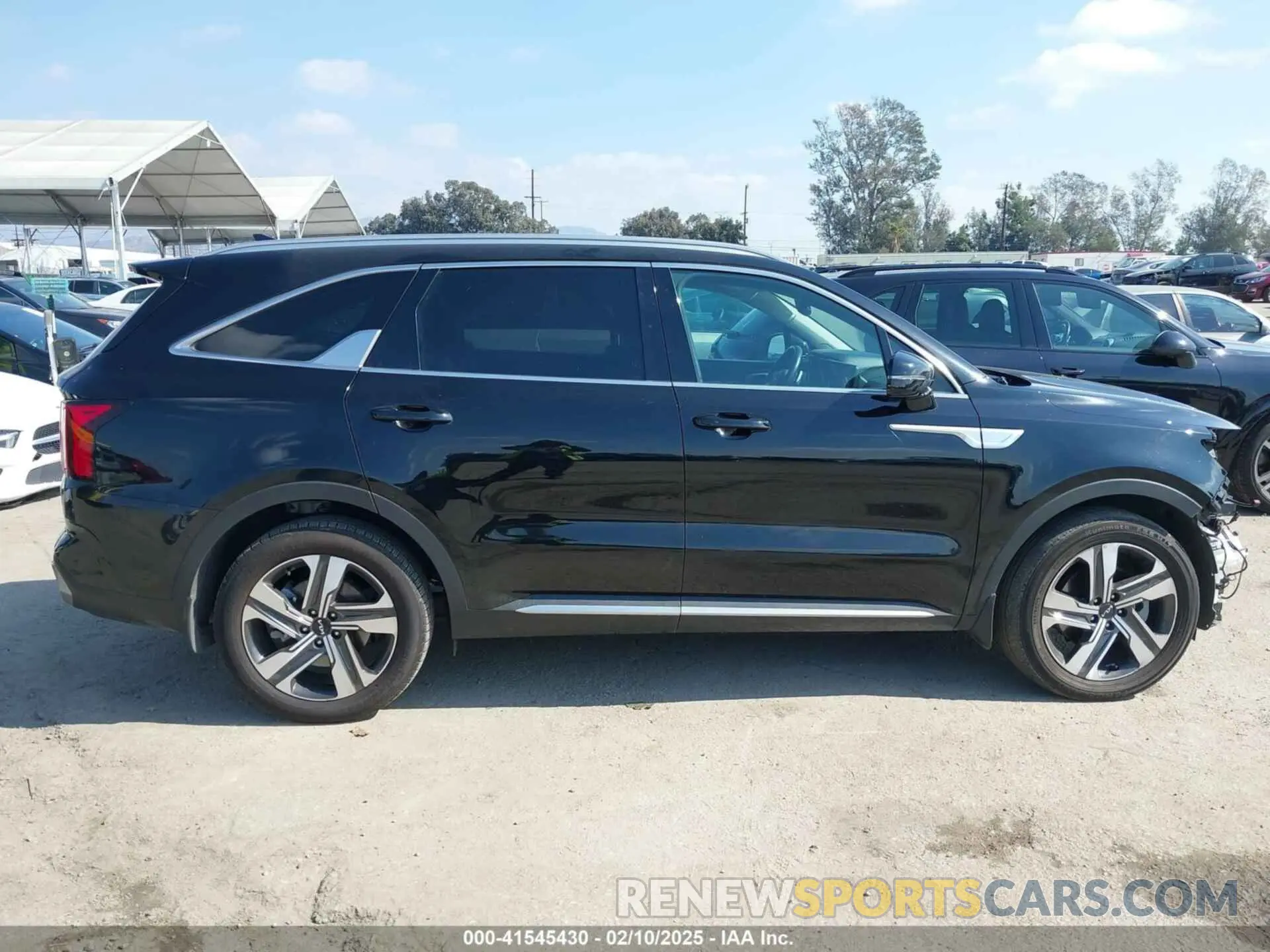 14 Photograph of a damaged car KNDRHDLG4P5193721 KIA SORENTO HYBRID 2023