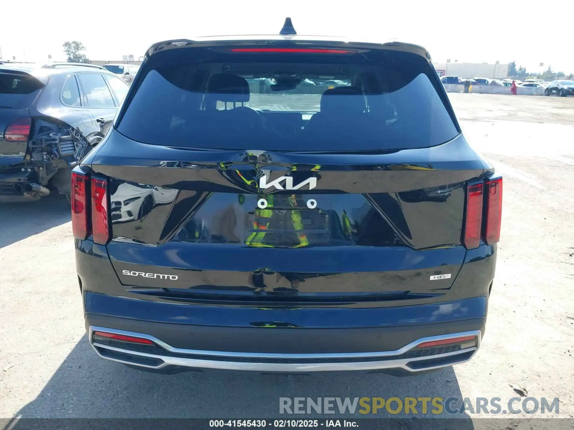 17 Photograph of a damaged car KNDRHDLG4P5193721 KIA SORENTO HYBRID 2023