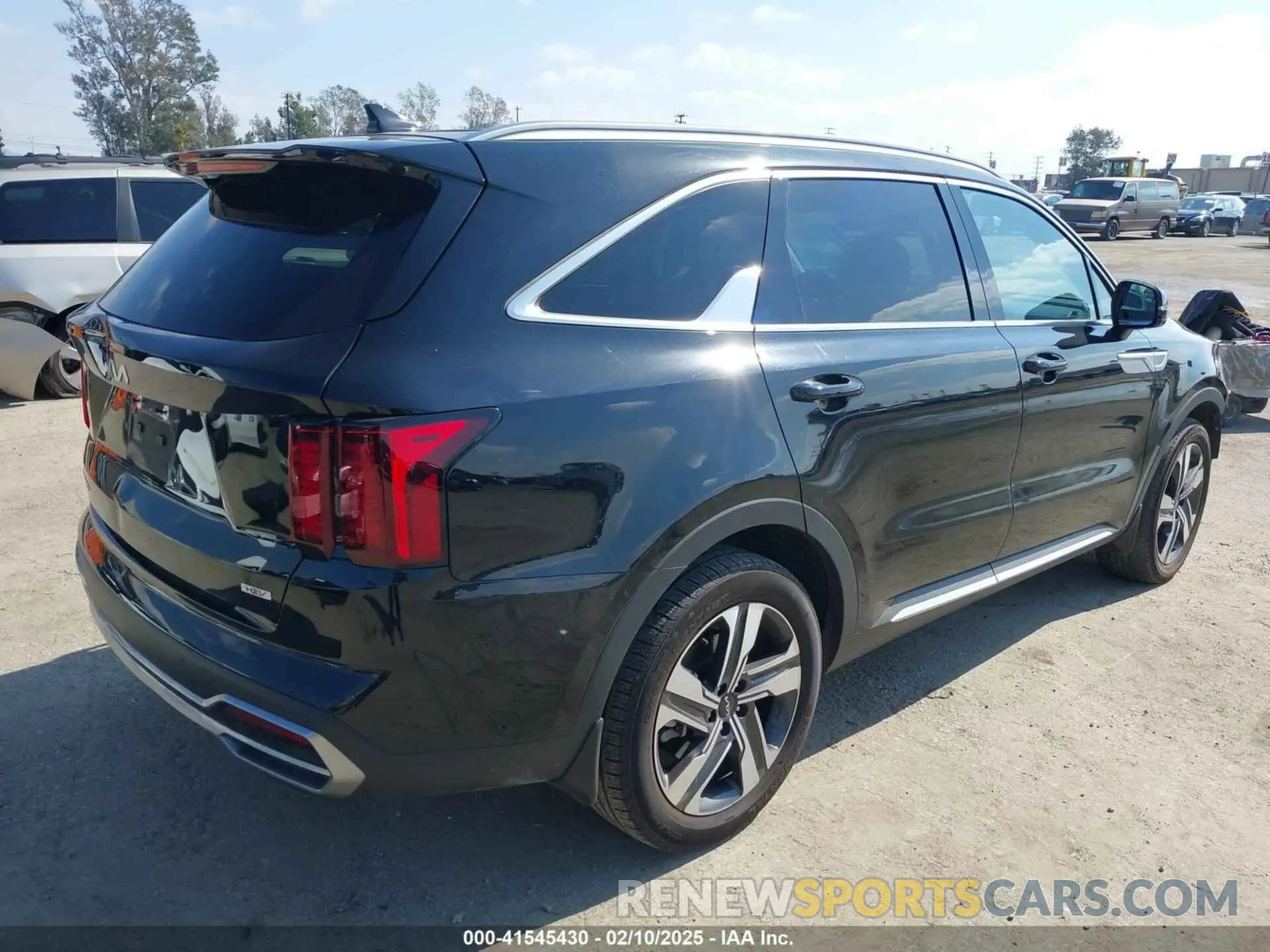 4 Photograph of a damaged car KNDRHDLG4P5193721 KIA SORENTO HYBRID 2023