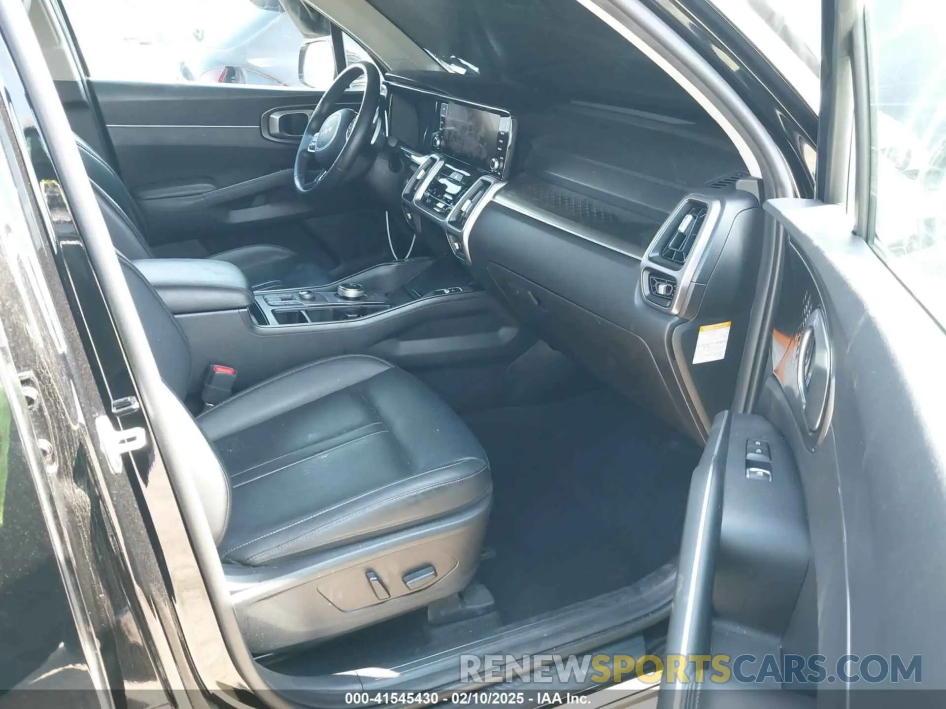5 Photograph of a damaged car KNDRHDLG4P5193721 KIA SORENTO HYBRID 2023
