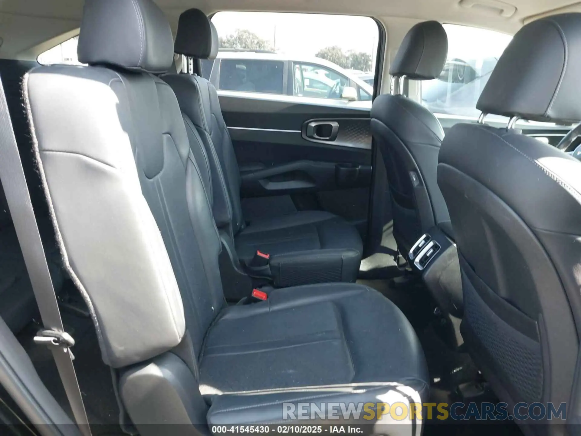 8 Photograph of a damaged car KNDRHDLG4P5193721 KIA SORENTO HYBRID 2023