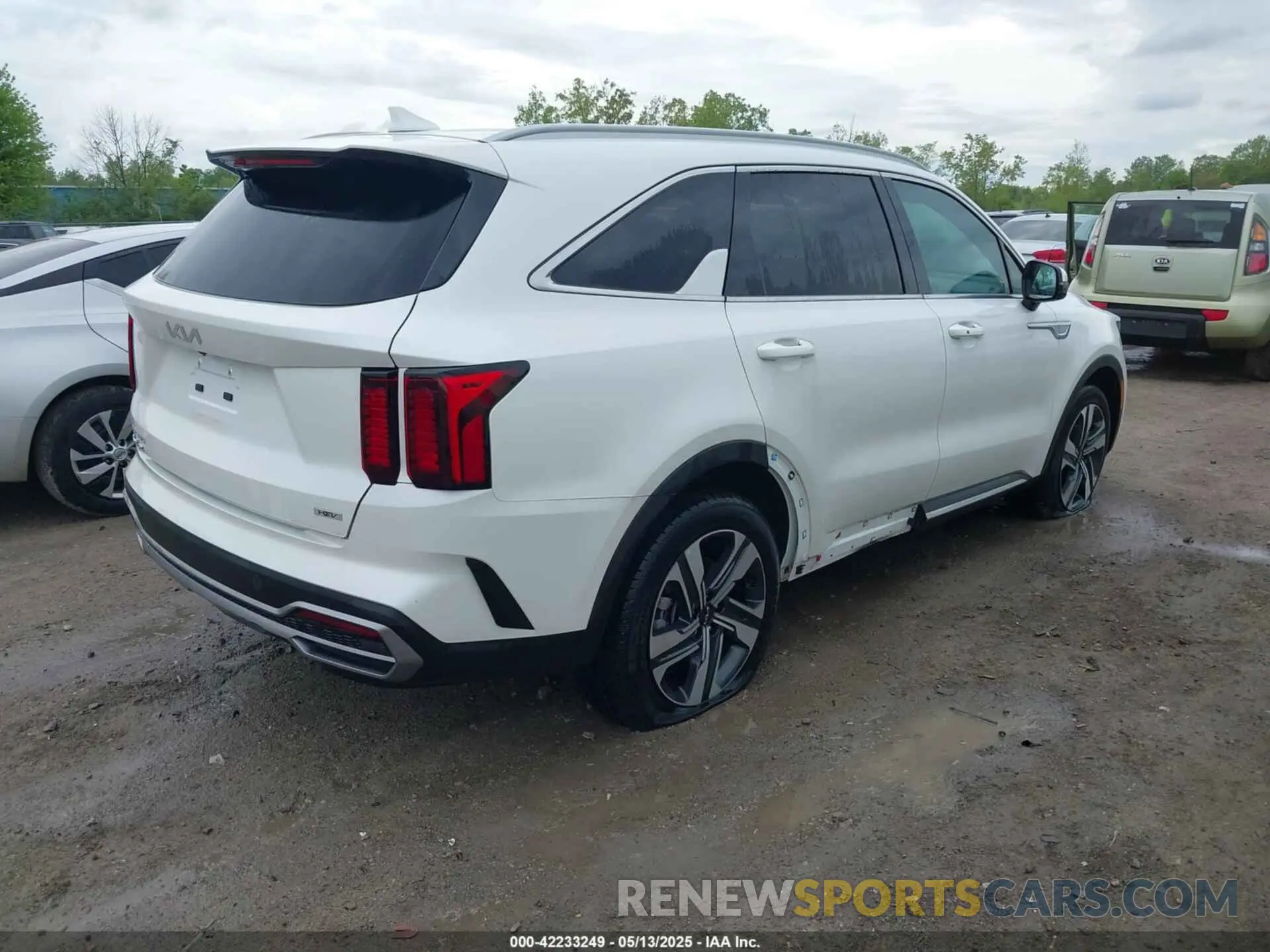 4 Photograph of a damaged car KNDRHDLG5P5225026 KIA SORENTO HYBRID 2023