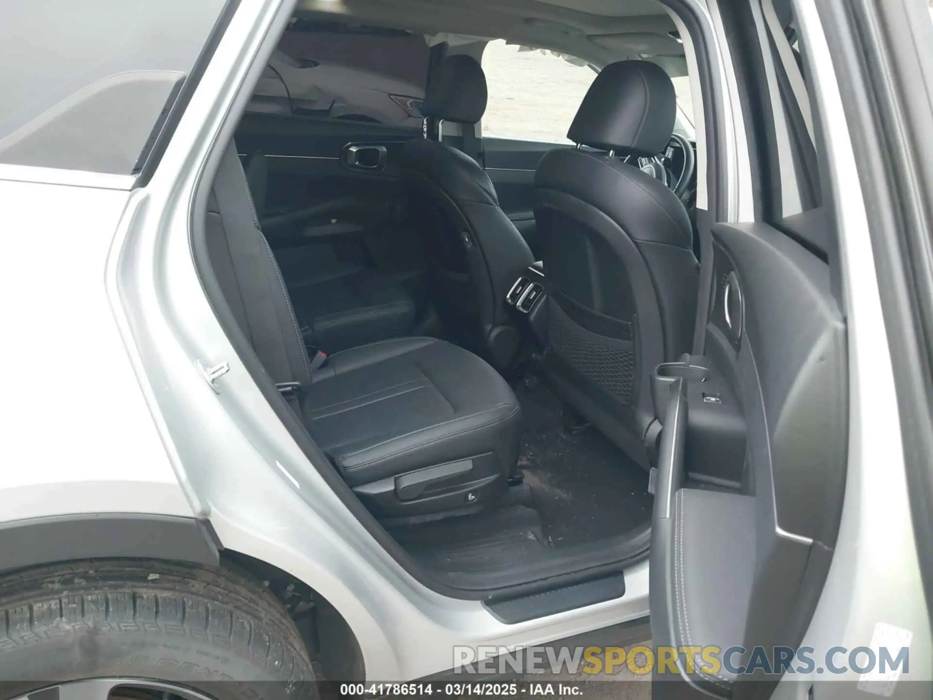 8 Photograph of a damaged car KNDRHDLG6P5131155 KIA SORENTO HYBRID 2023