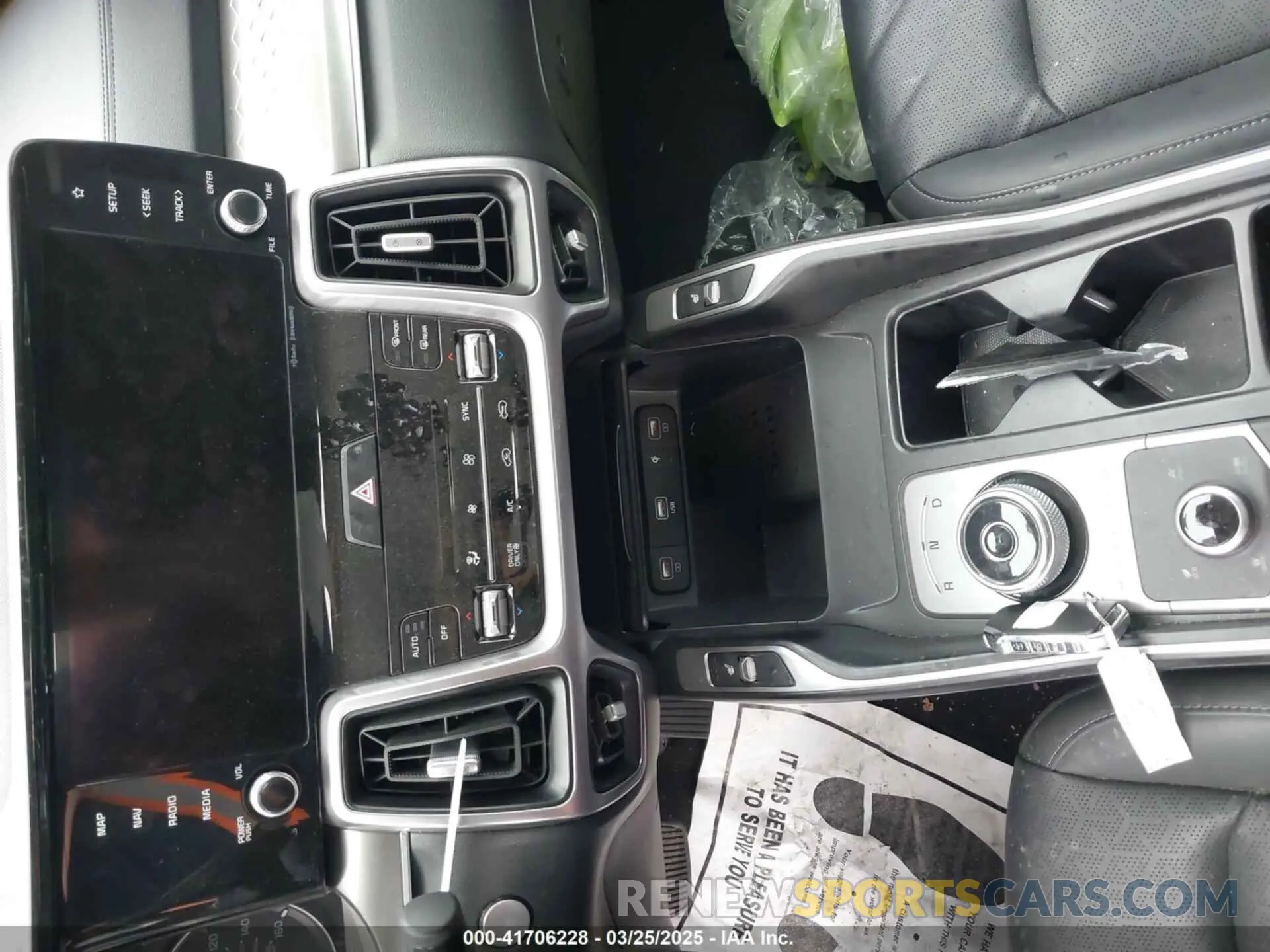11 Photograph of a damaged car KNDRHDLGXP5131305 KIA SORENTO HYBRID 2023