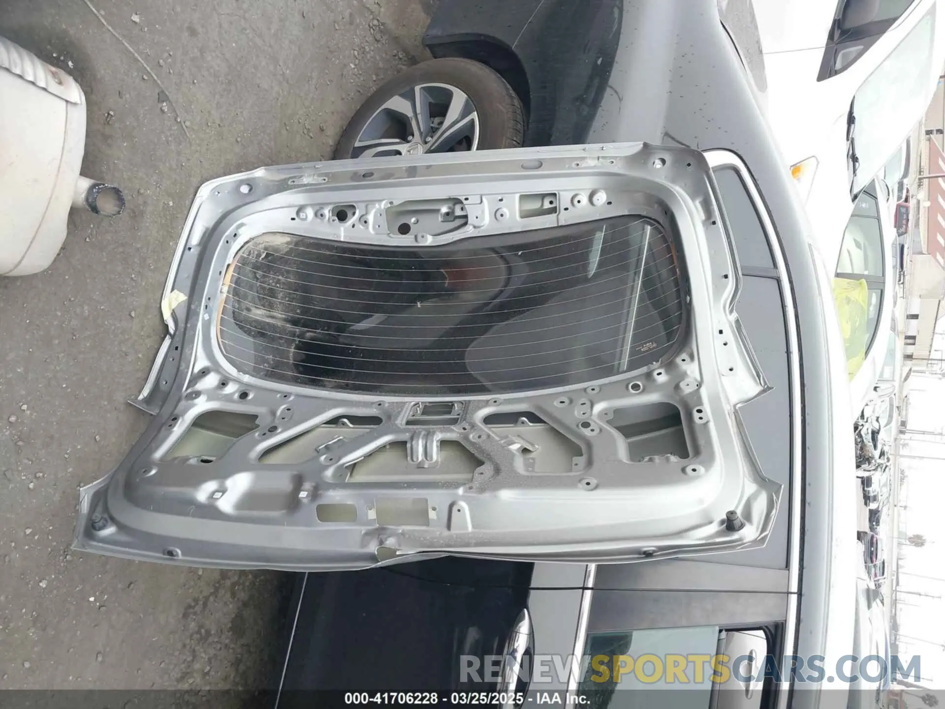 18 Photograph of a damaged car KNDRHDLGXP5131305 KIA SORENTO HYBRID 2023