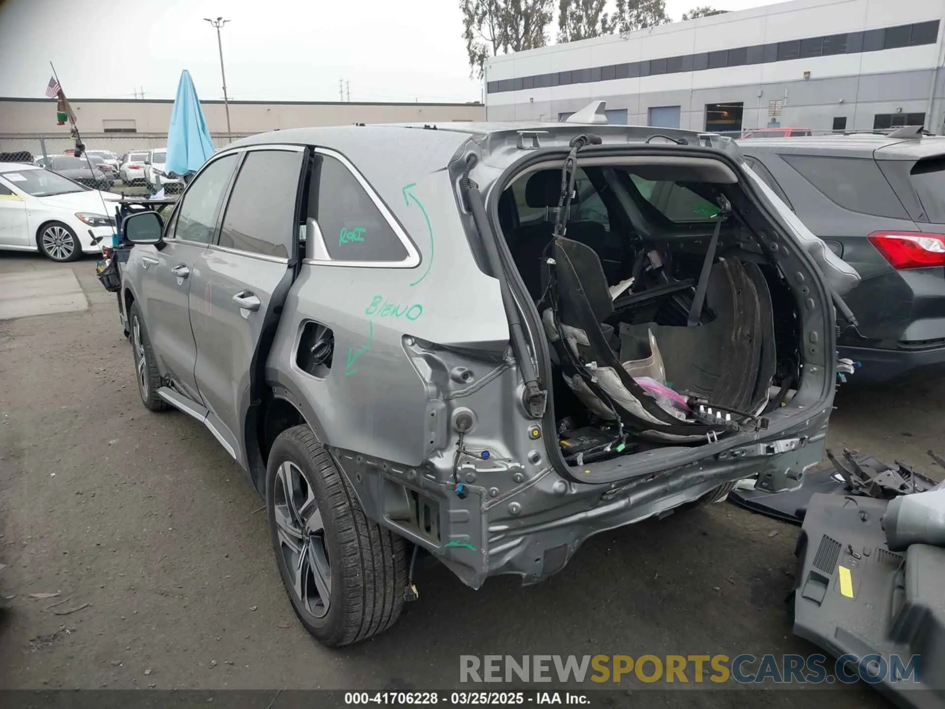 3 Photograph of a damaged car KNDRHDLGXP5131305 KIA SORENTO HYBRID 2023