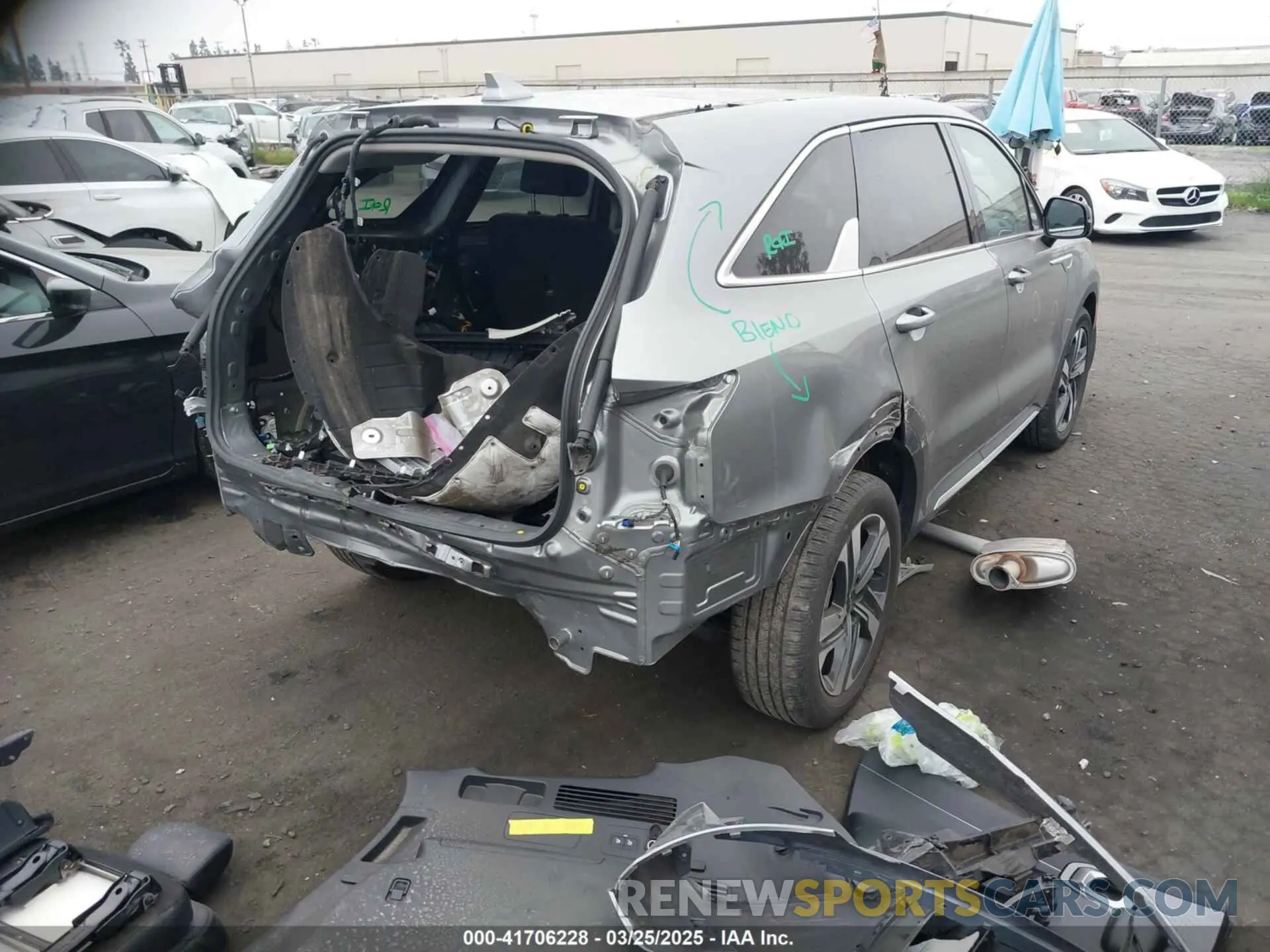 4 Photograph of a damaged car KNDRHDLGXP5131305 KIA SORENTO HYBRID 2023