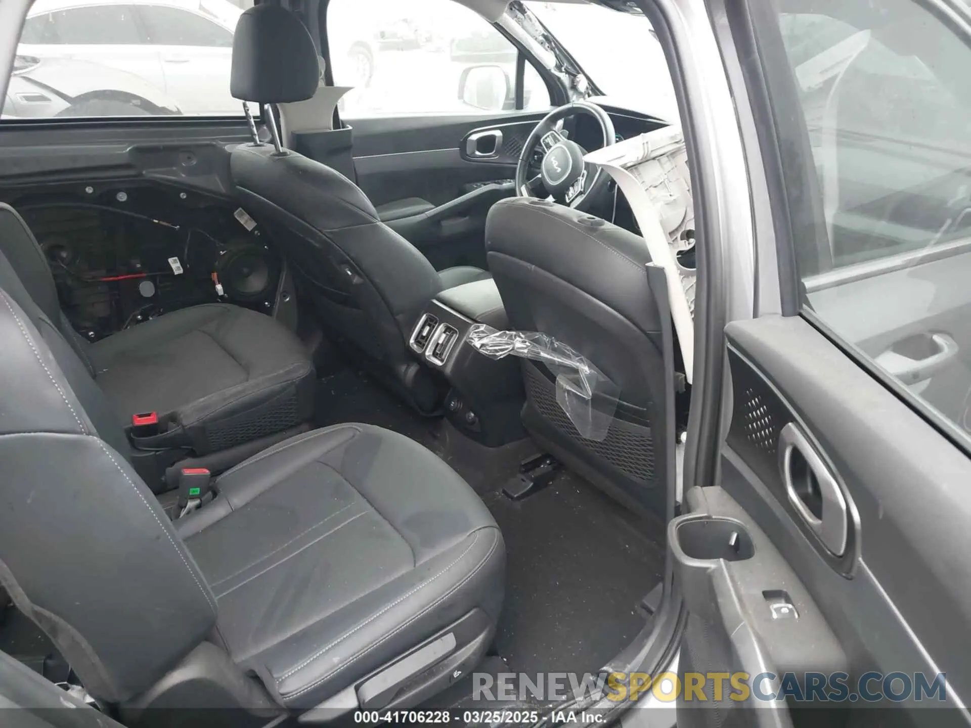 8 Photograph of a damaged car KNDRHDLGXP5131305 KIA SORENTO HYBRID 2023