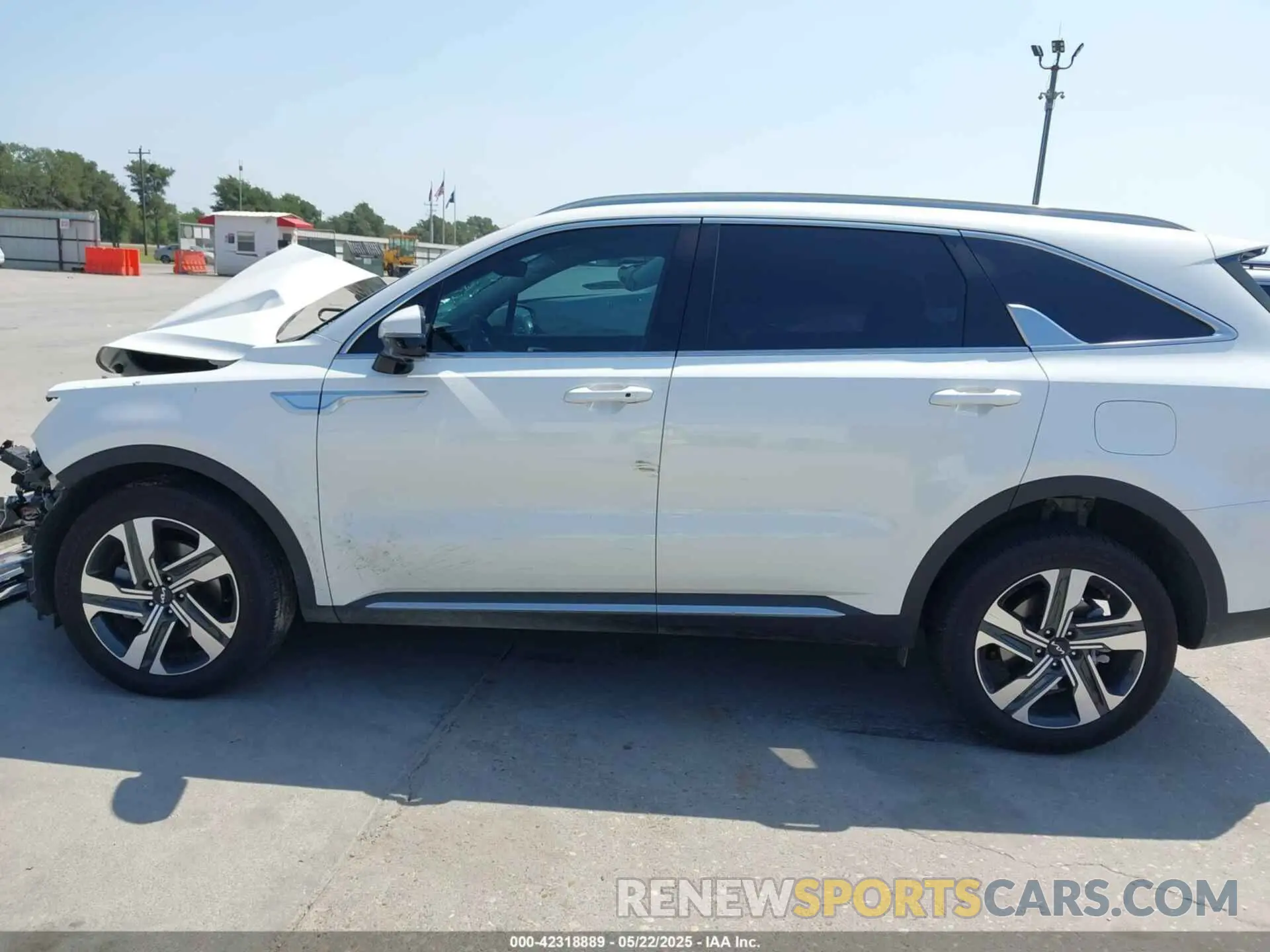14 Photograph of a damaged car KNDRKDLG2P5170701 KIA SORENTO HYBRID 2023