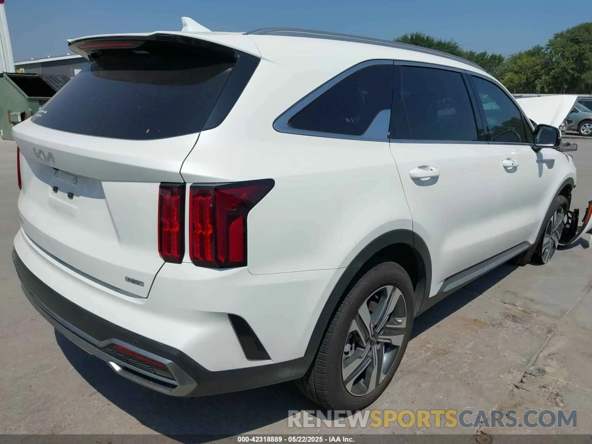 4 Photograph of a damaged car KNDRKDLG2P5170701 KIA SORENTO HYBRID 2023