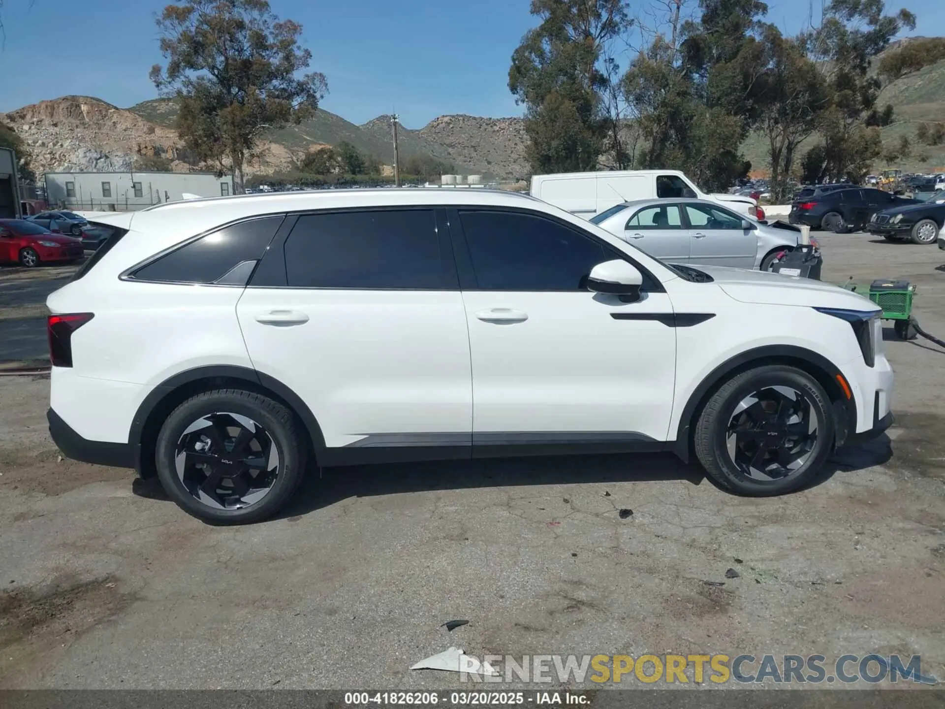 13 Фотография поврежденного автомобиля KNDRKDJG2S5352409 KIA SORENTO HYBRID 2025