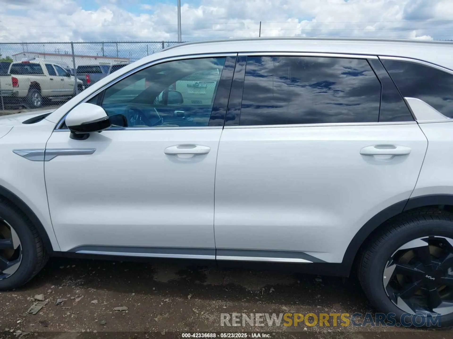 15 Photograph of a damaged car KNDRKDJG6S5374395 KIA SORENTO HYBRID 2025