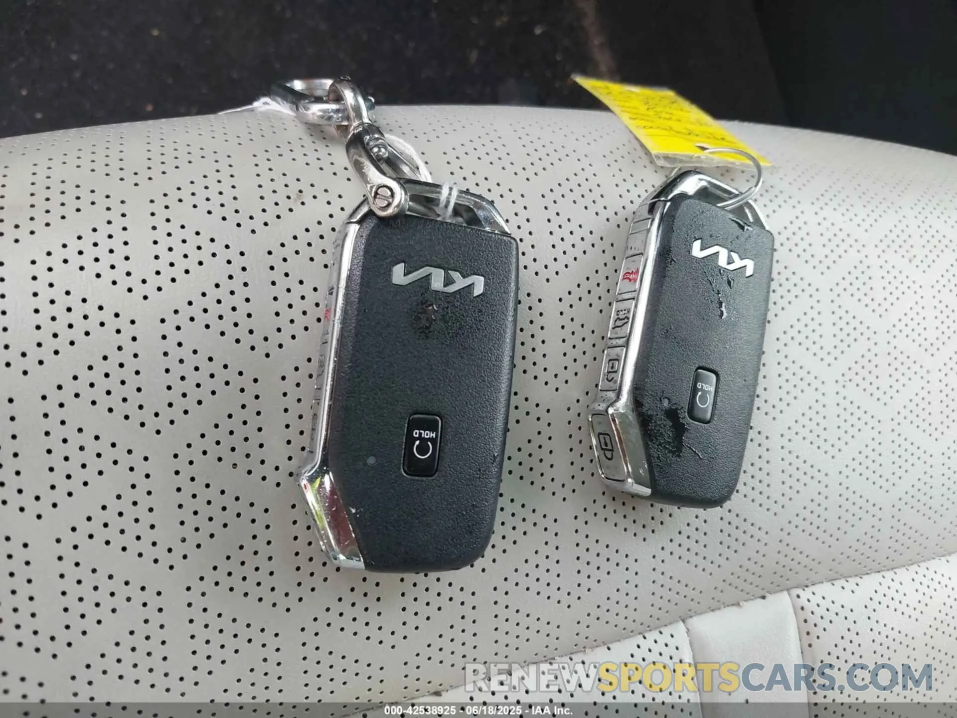 11 Photograph of a damaged car KNDRJDLH6N5114544 KIA SORENTO PLUG-IN HYBRID 2022