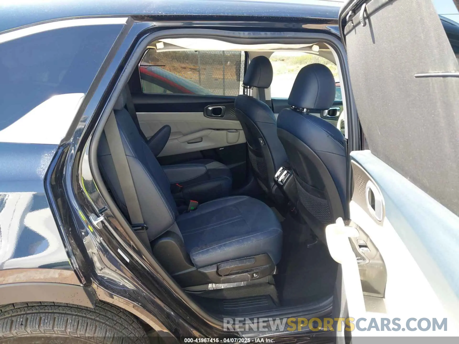 8 Photograph of a damaged car KNDRMDLH1R5260086 KIA SORENTO PLUG-IN HYBRID 2024