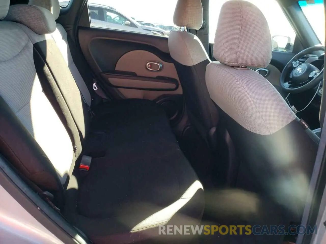 10 Фотография поврежденного автомобиля KNDJN2A29K7019528 KIA SOUL 2019