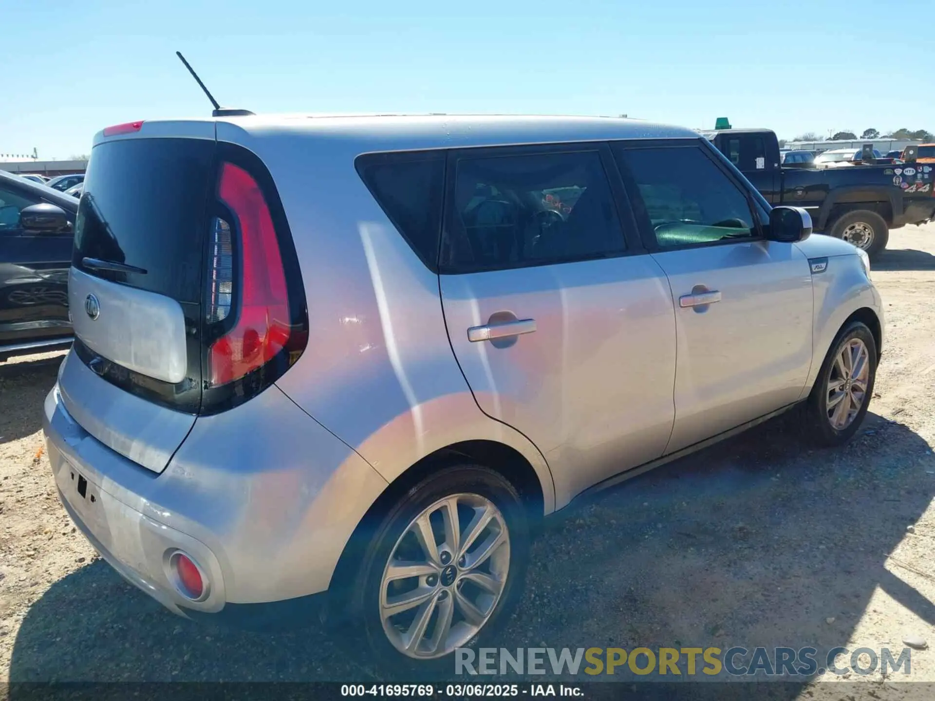 4 Photograph of a damaged car KNDJP3A58K7631729 KIA SOUL 2019