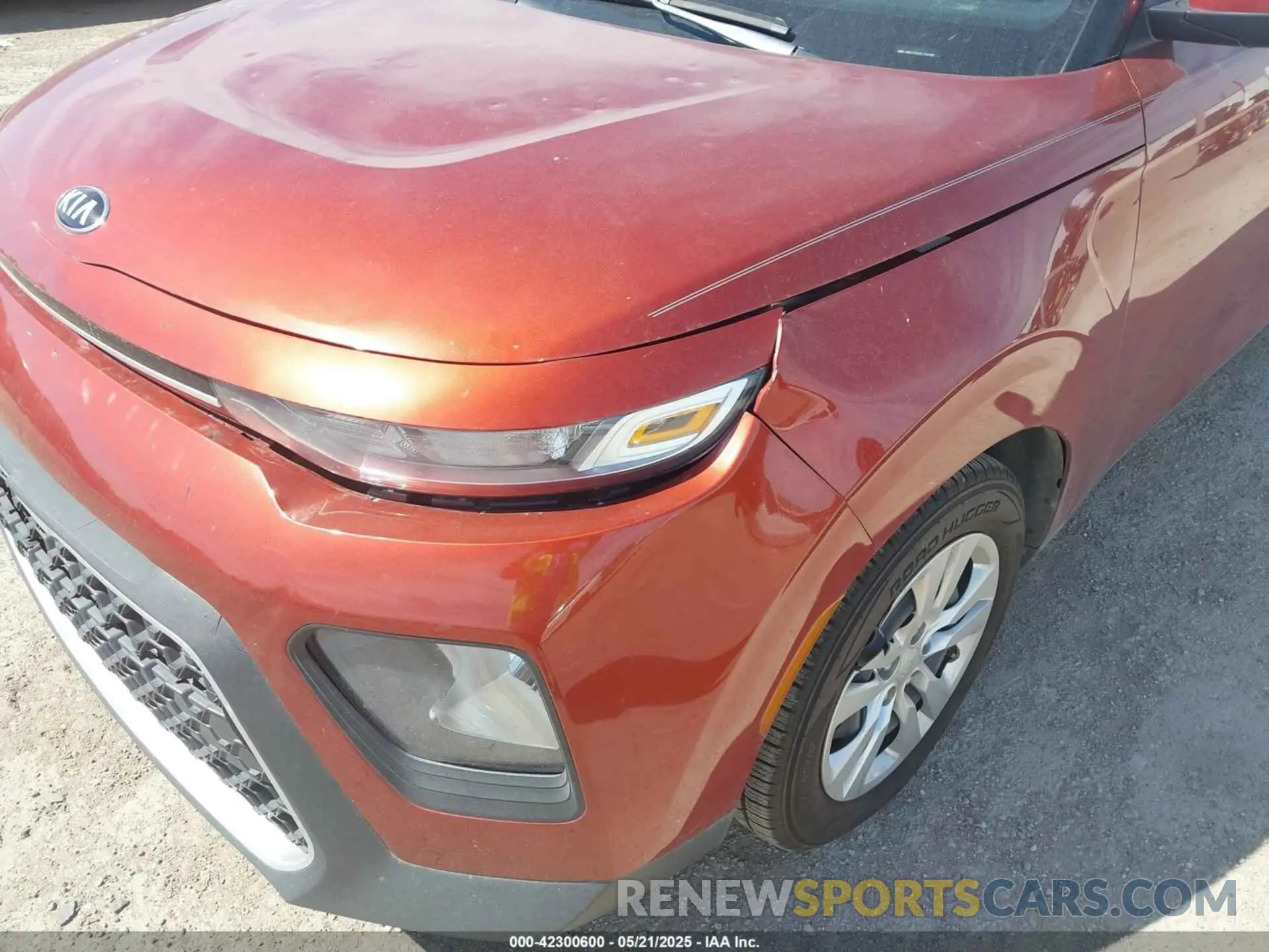 17 Photograph of a damaged car KNDJ23AU1L7114585 KIA SOUL 2020