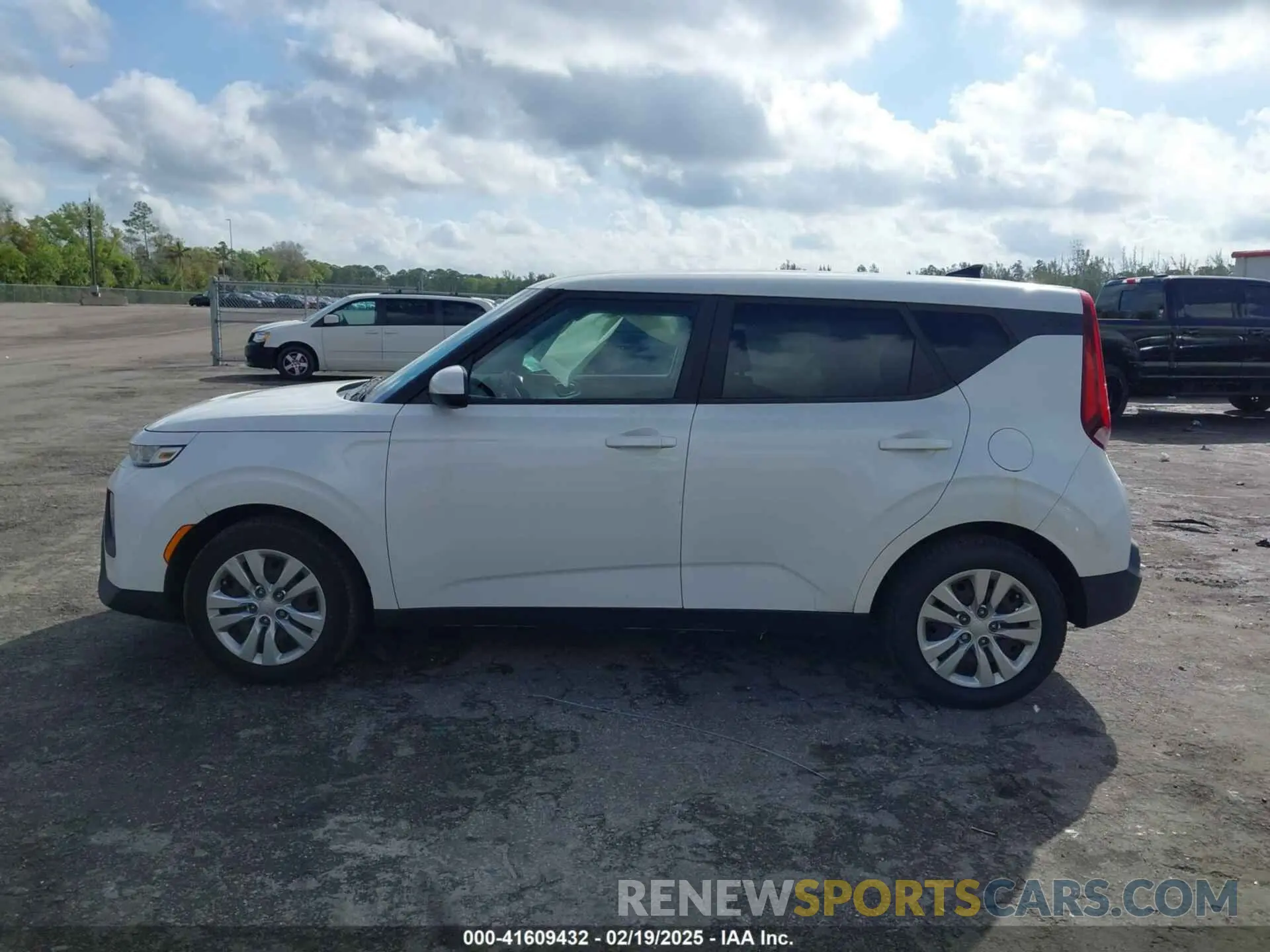 15 Photograph of a damaged car KNDJ23AU9L7069637 KIA SOUL 2020