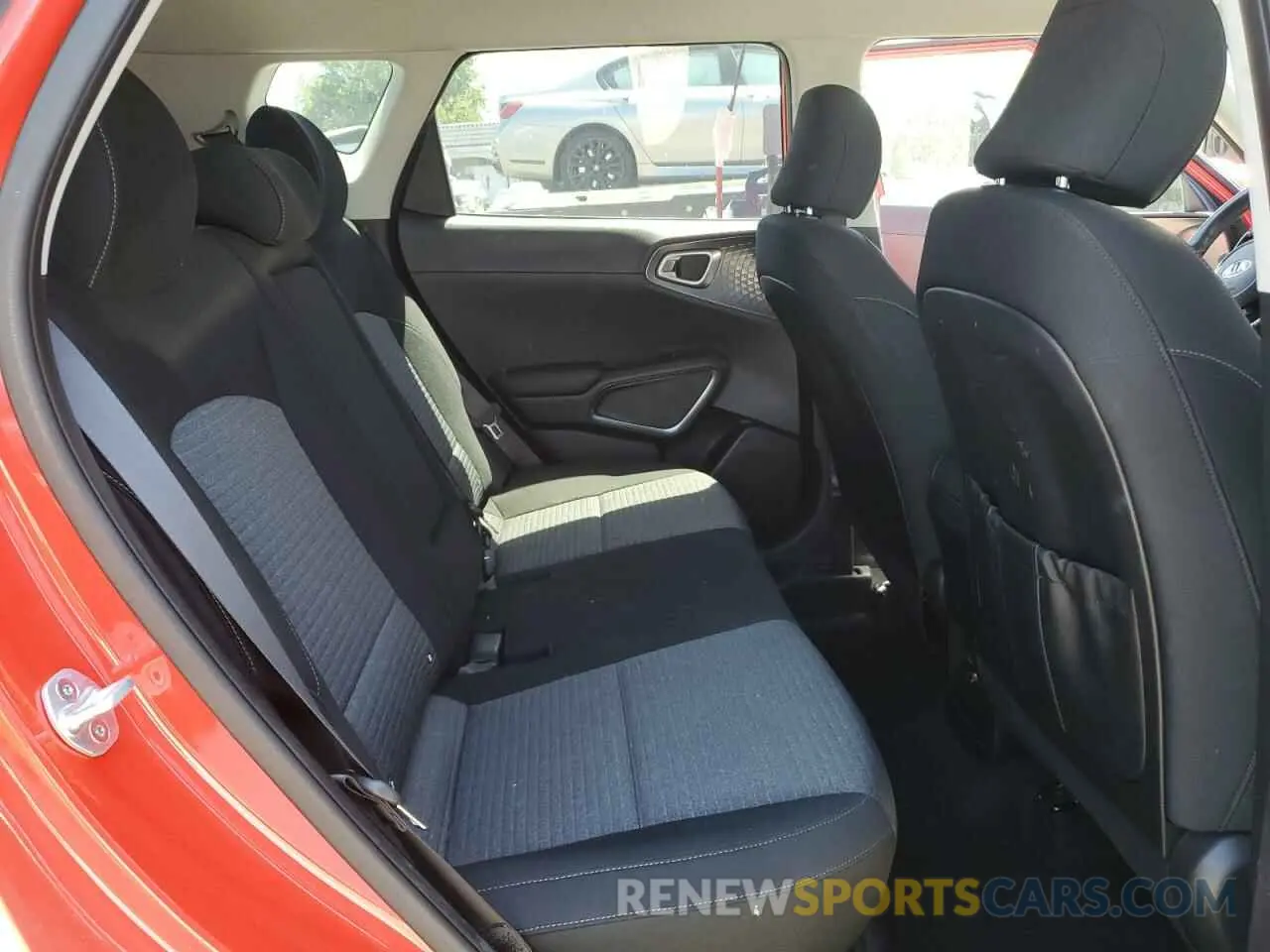 10 Photograph of a damaged car KNDJ33AU2L7082744 KIA SOUL 2020