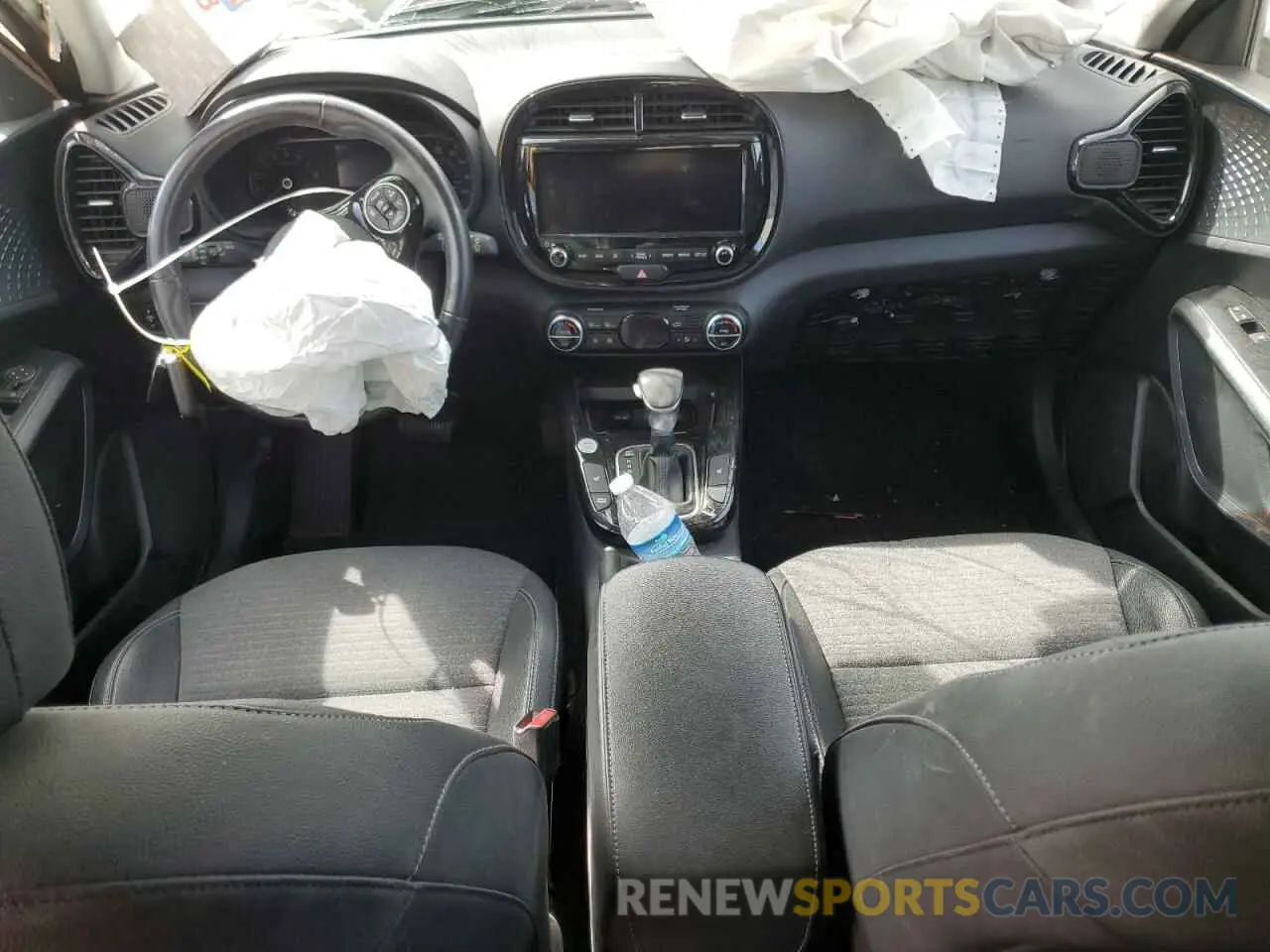 8 Photograph of a damaged car KNDJ33AU4L7025915 KIA SOUL 2020