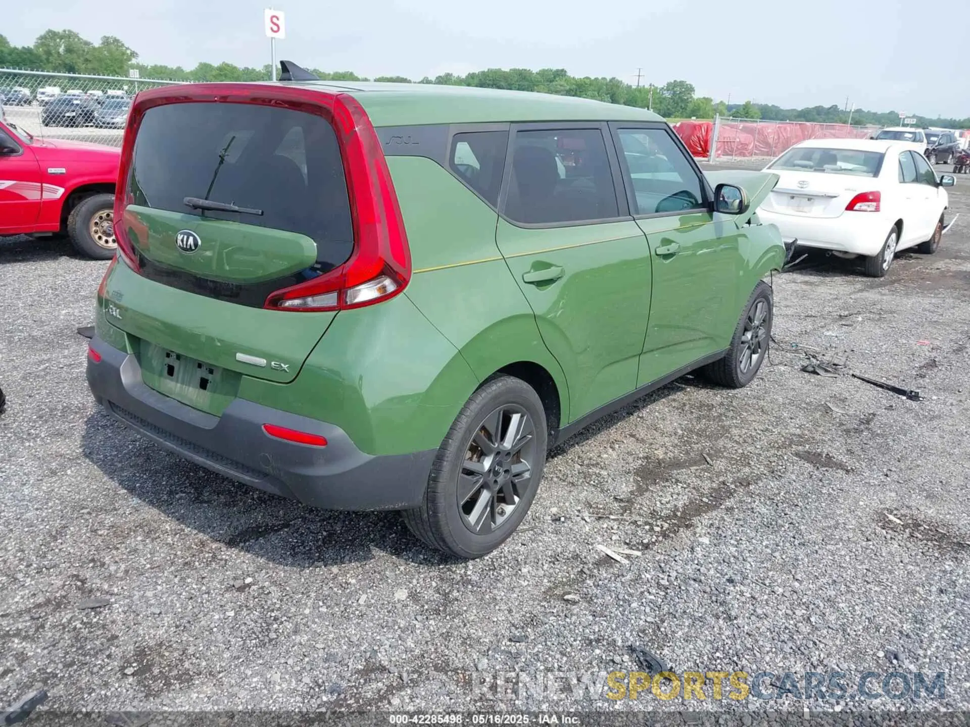 4 Photograph of a damaged car KNDJ33AU4L7048854 KIA SOUL 2020