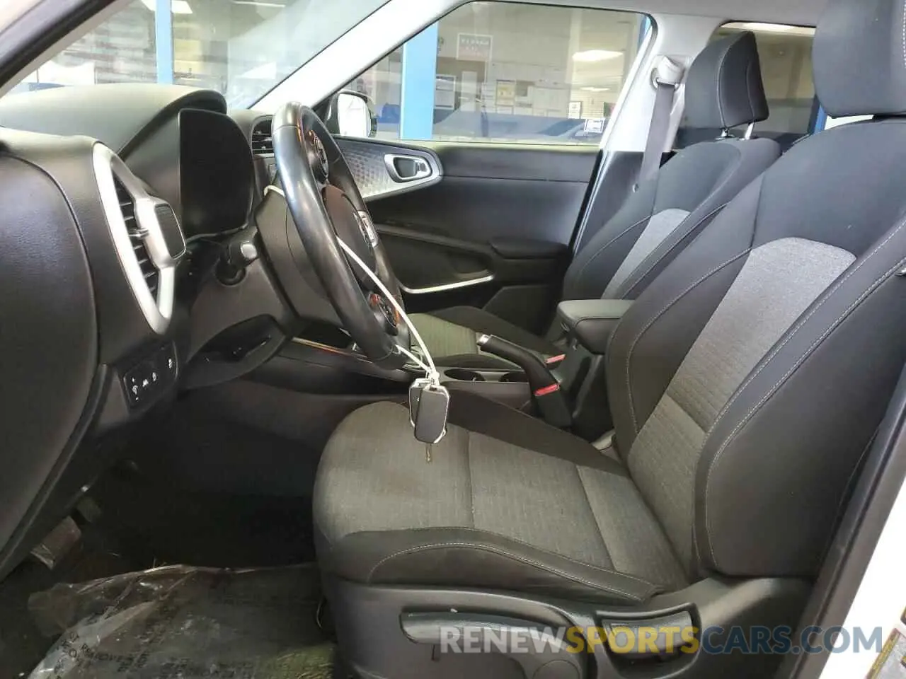 7 Фотография поврежденного автомобиля KNDJ63AU0L7703390 KIA SOUL 2020