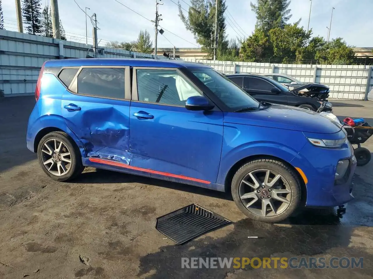 4 Photograph of a damaged car KNDJ63AU1L7091099 KIA SOUL 2020
