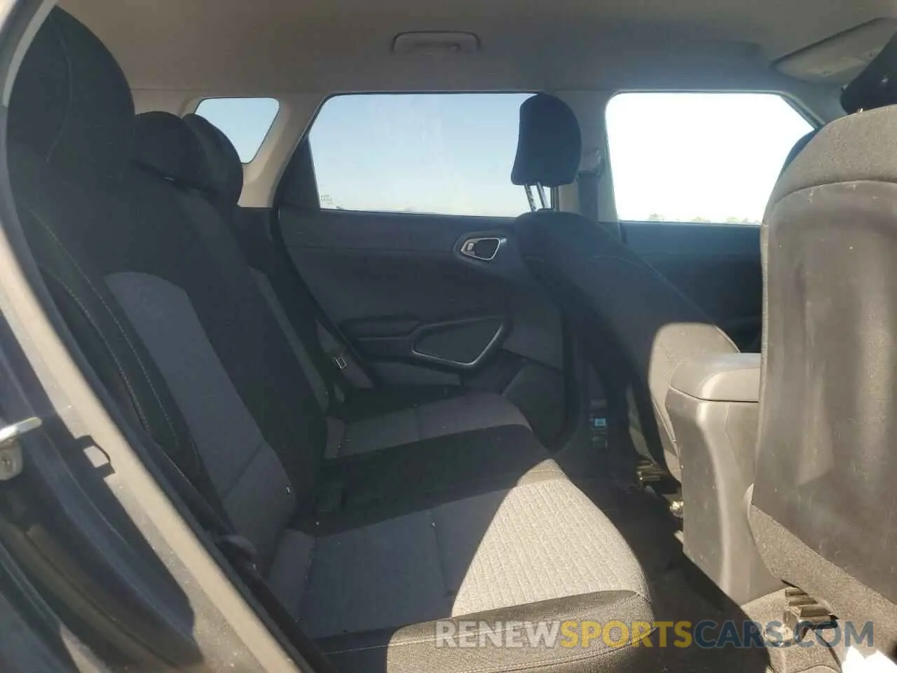 10 Фотография поврежденного автомобиля KNDJ63AU3L7096904 KIA SOUL 2020