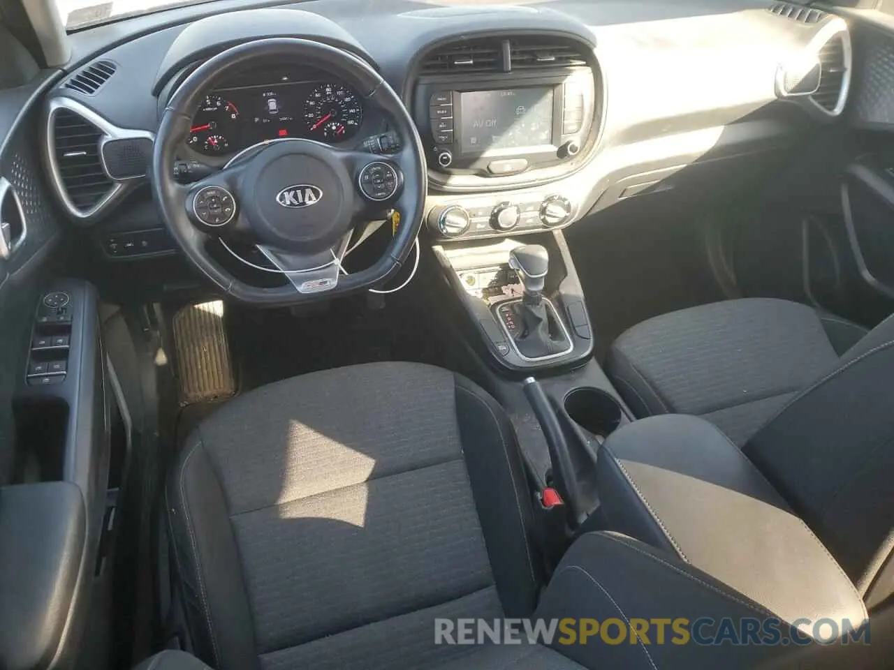 8 Фотография поврежденного автомобиля KNDJ63AU3L7096904 KIA SOUL 2020