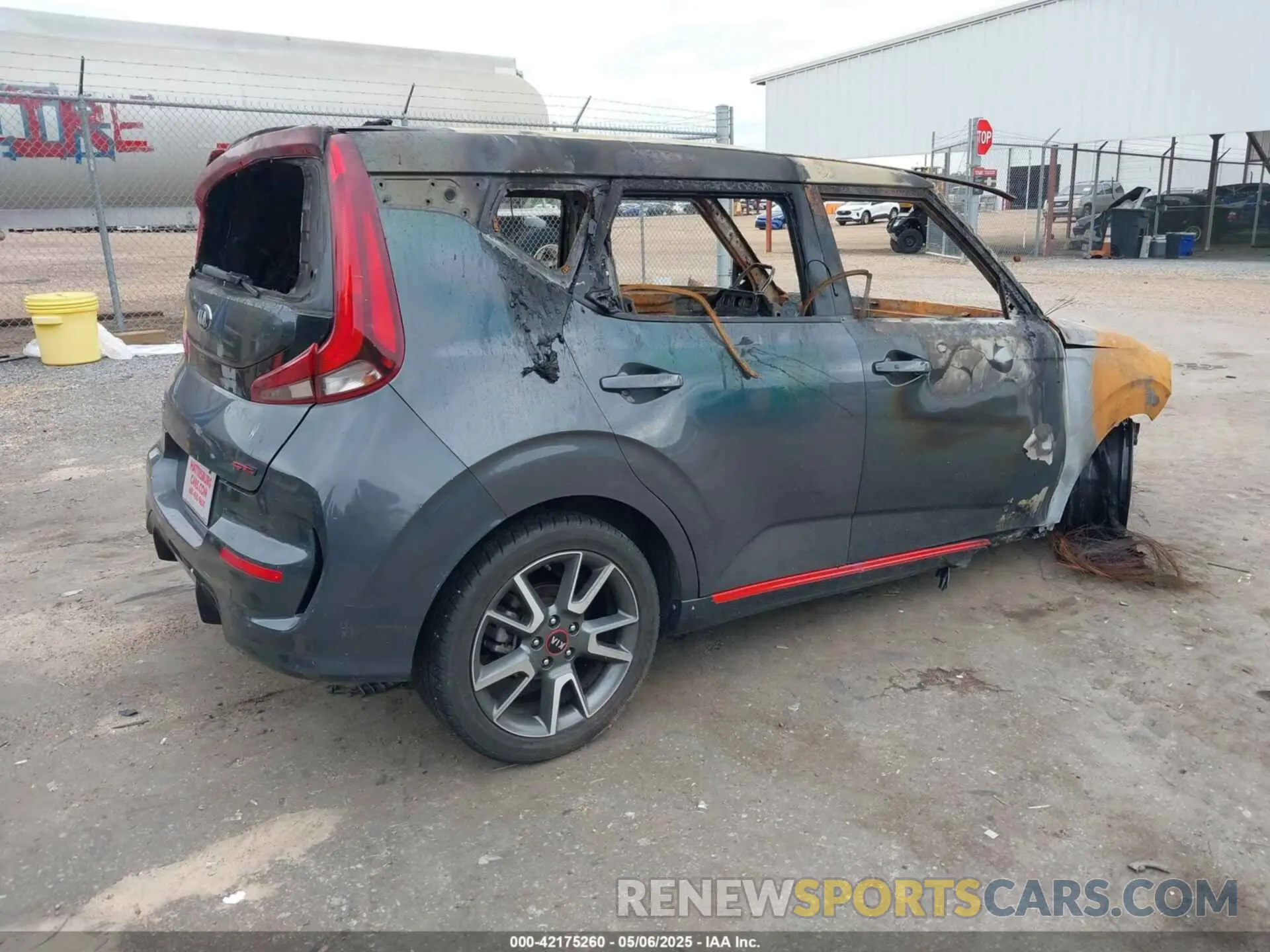 4 Photograph of a damaged car KNDJ63AU5L7103934 KIA SOUL 2020