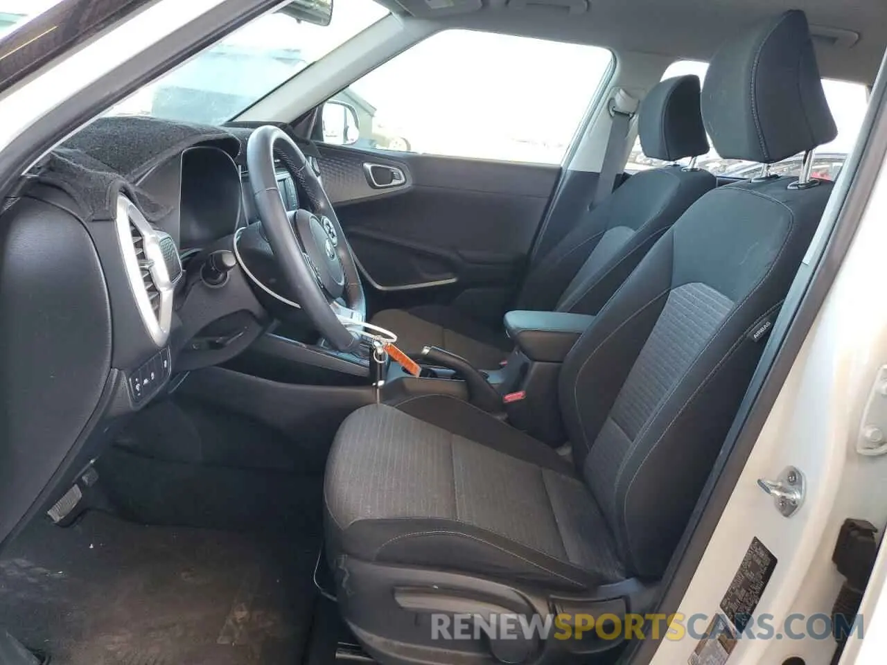 7 Фотография поврежденного автомобиля KNDJ63AU7L7074145 KIA SOUL 2020